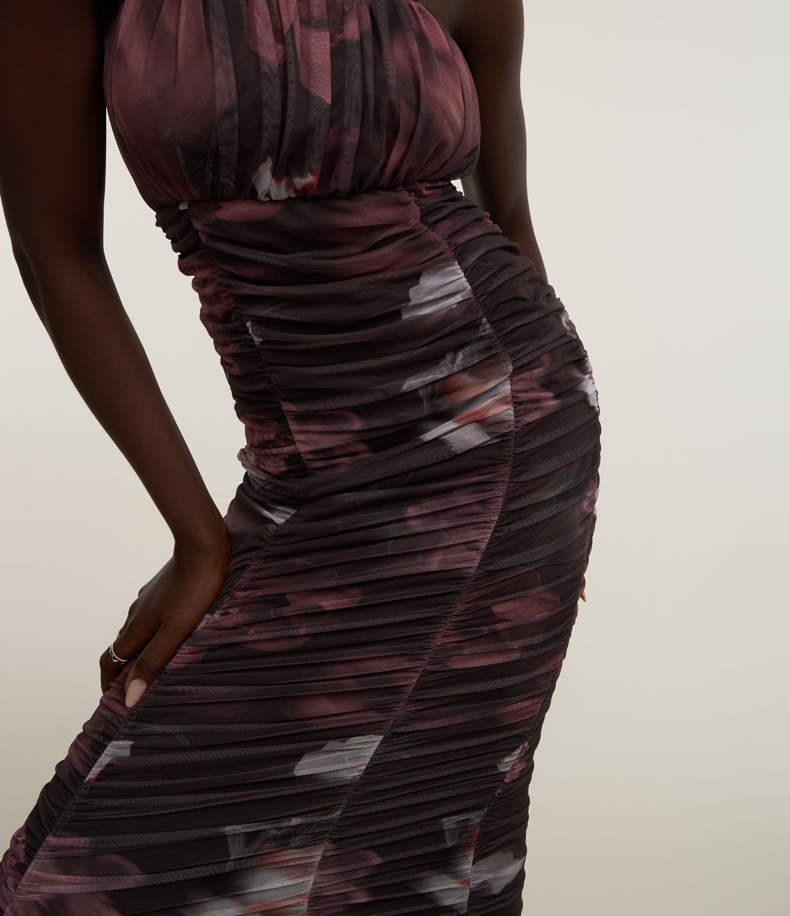 Vestido Midi em Tule Drapeado e Estampa Floral Preto 4