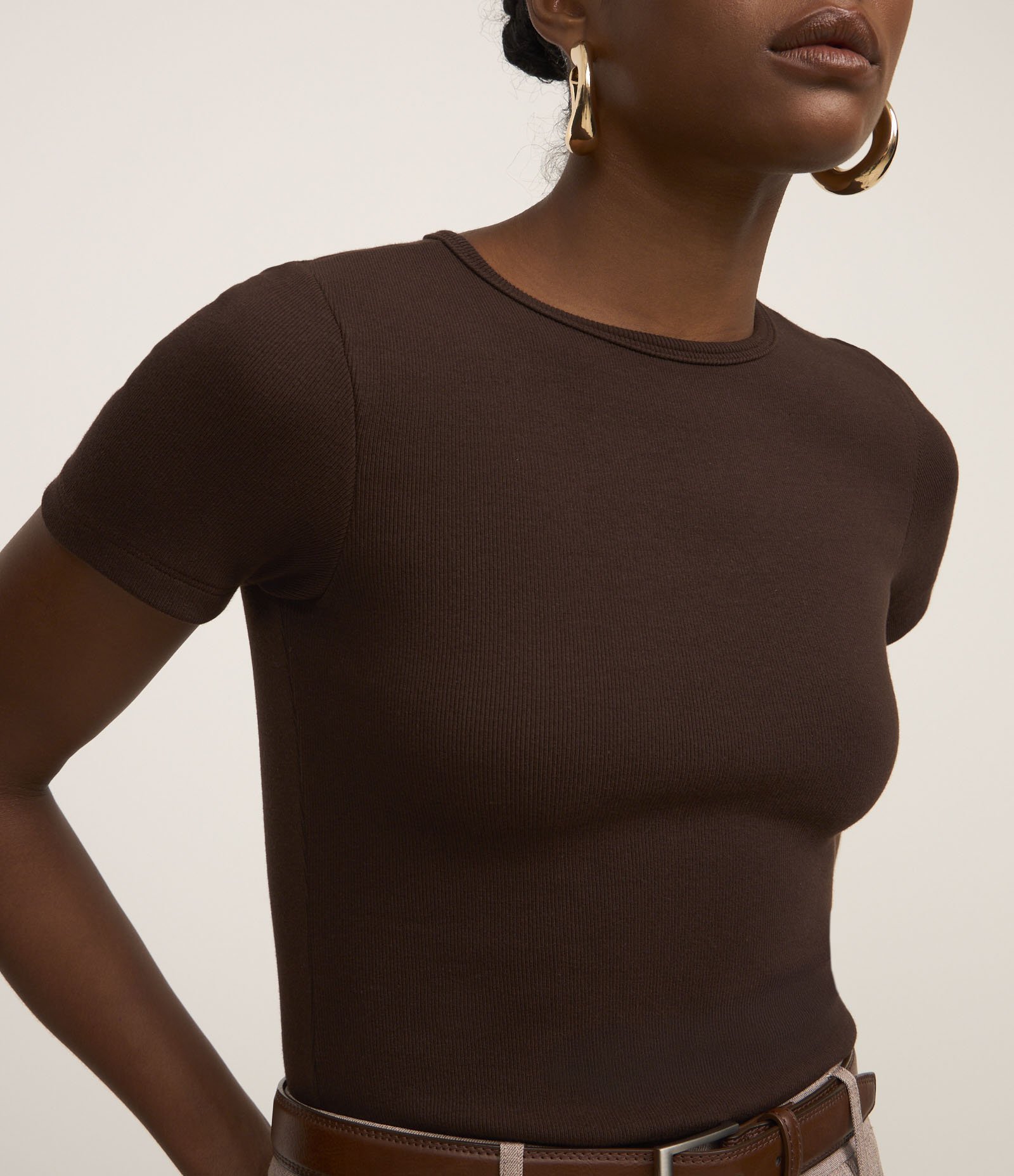 Blusa Básica Ajustada em Ribana com Gola Redonda Marrom 1