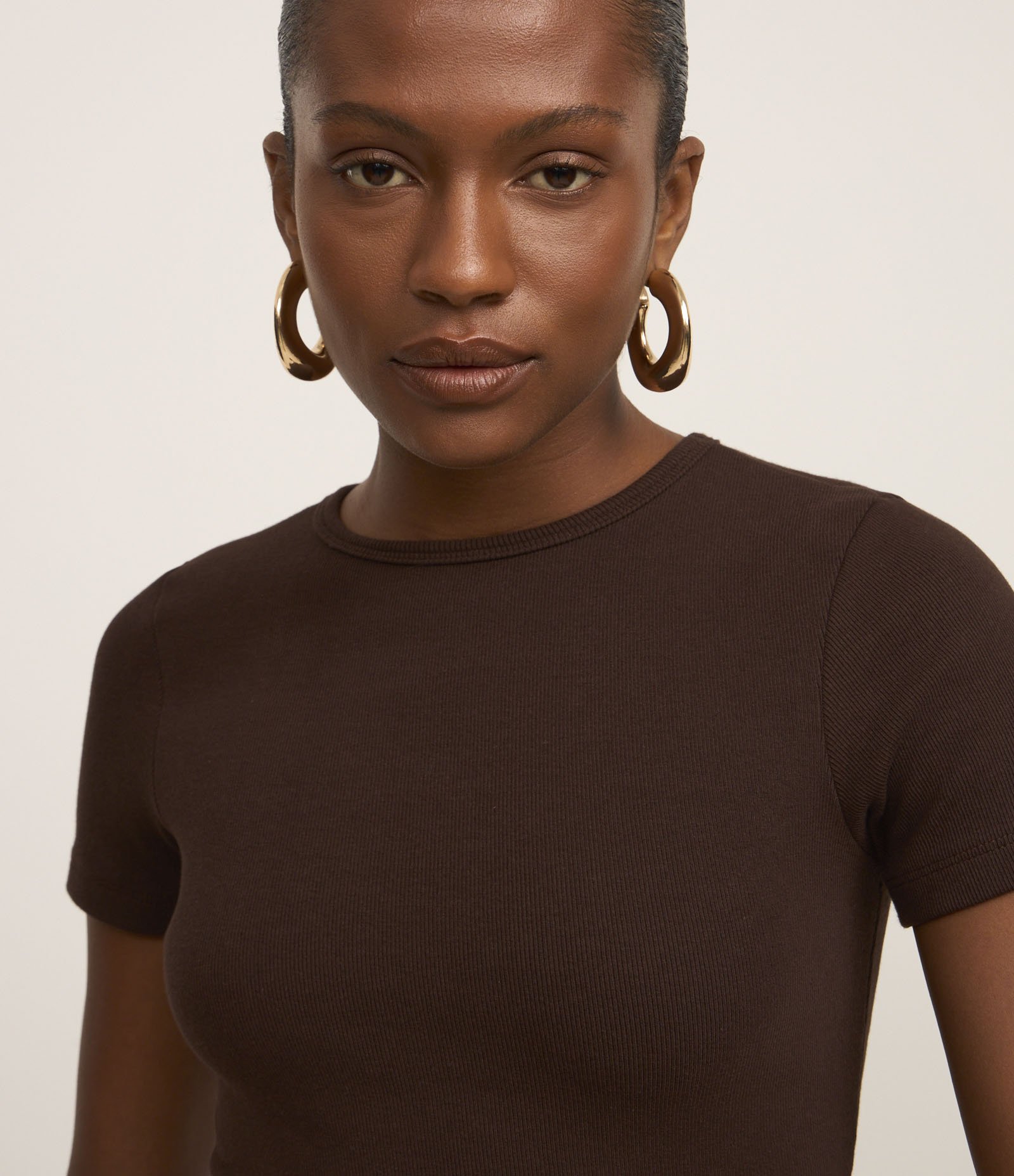 Blusa Básica Ajustada em Ribana com Gola Redonda Marrom 5