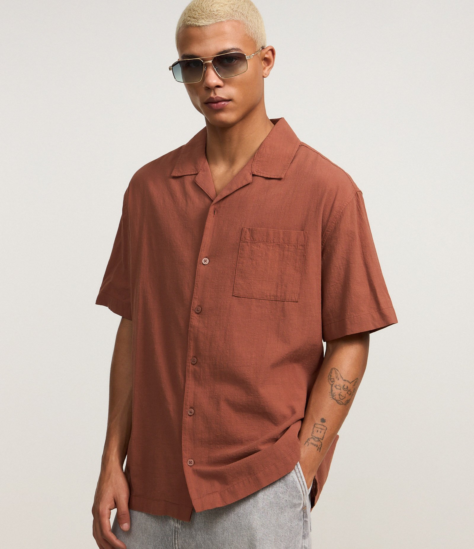 Camisa Relaxed em Tricoline com Textura Bowling Marrom 1