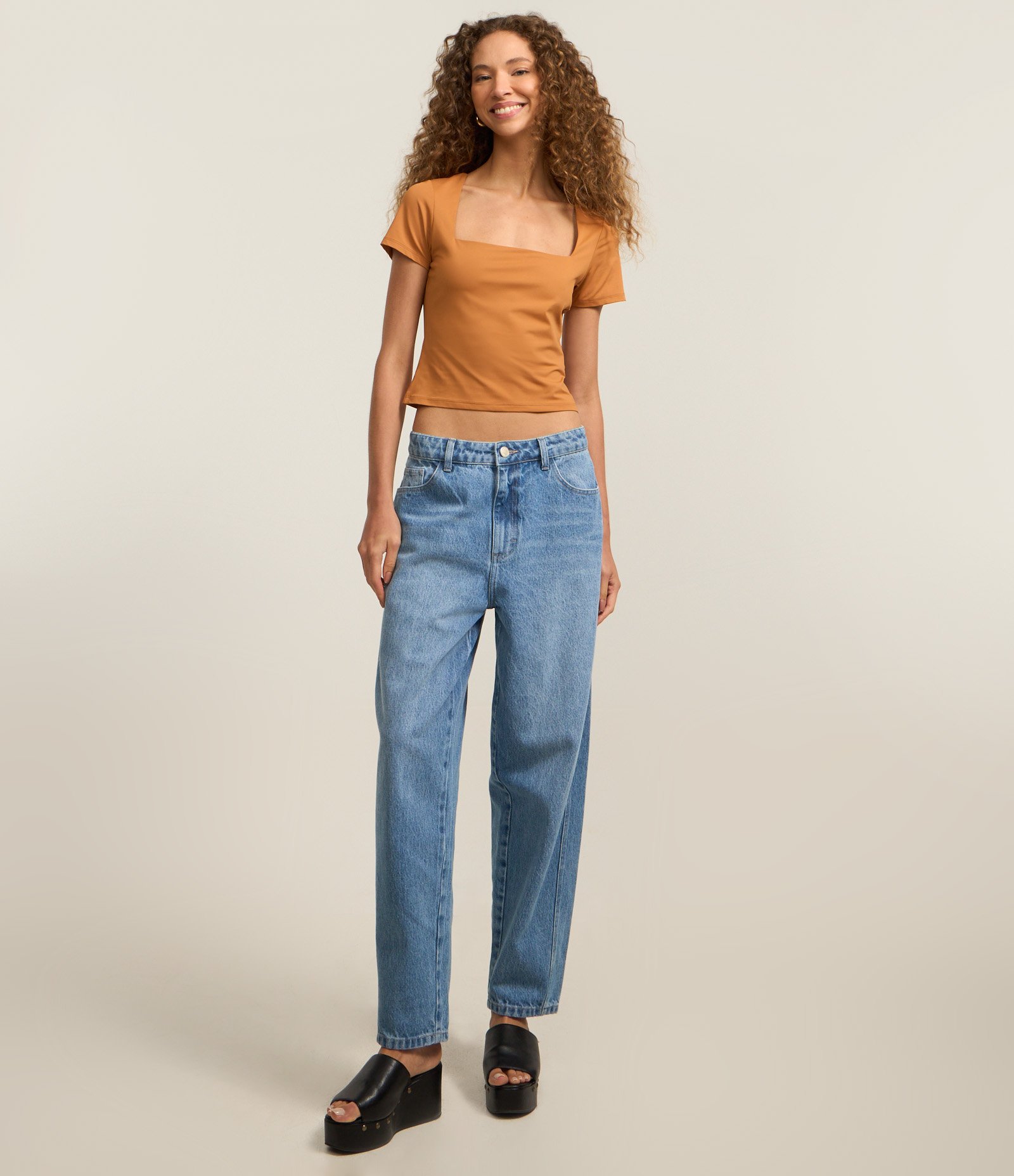 Blusa em Microfibra com Decote Quadrado Bege 2