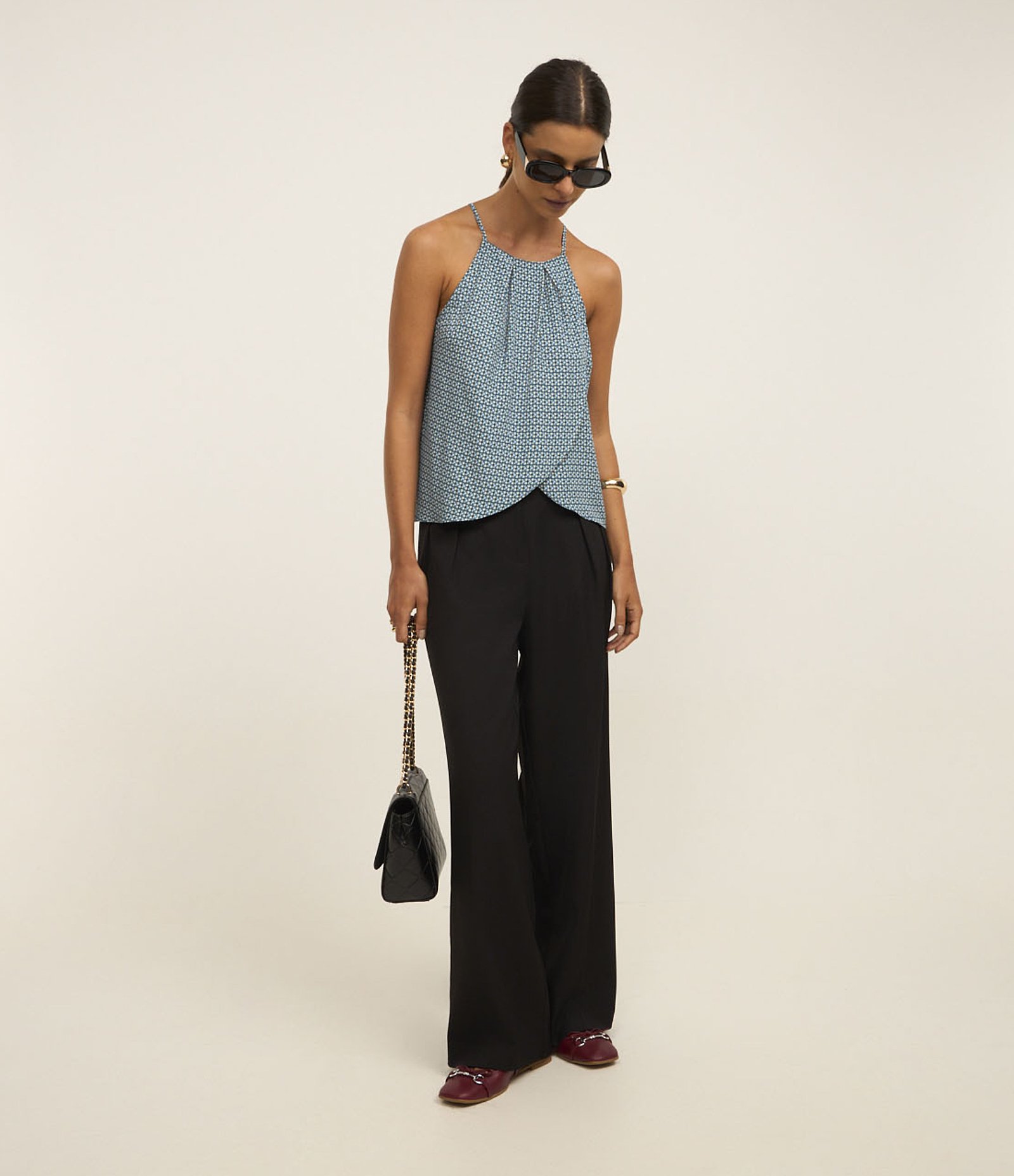 Blusa Sem Manga em Crepe com Gola Halter e Estampa Geométrica Azul 2