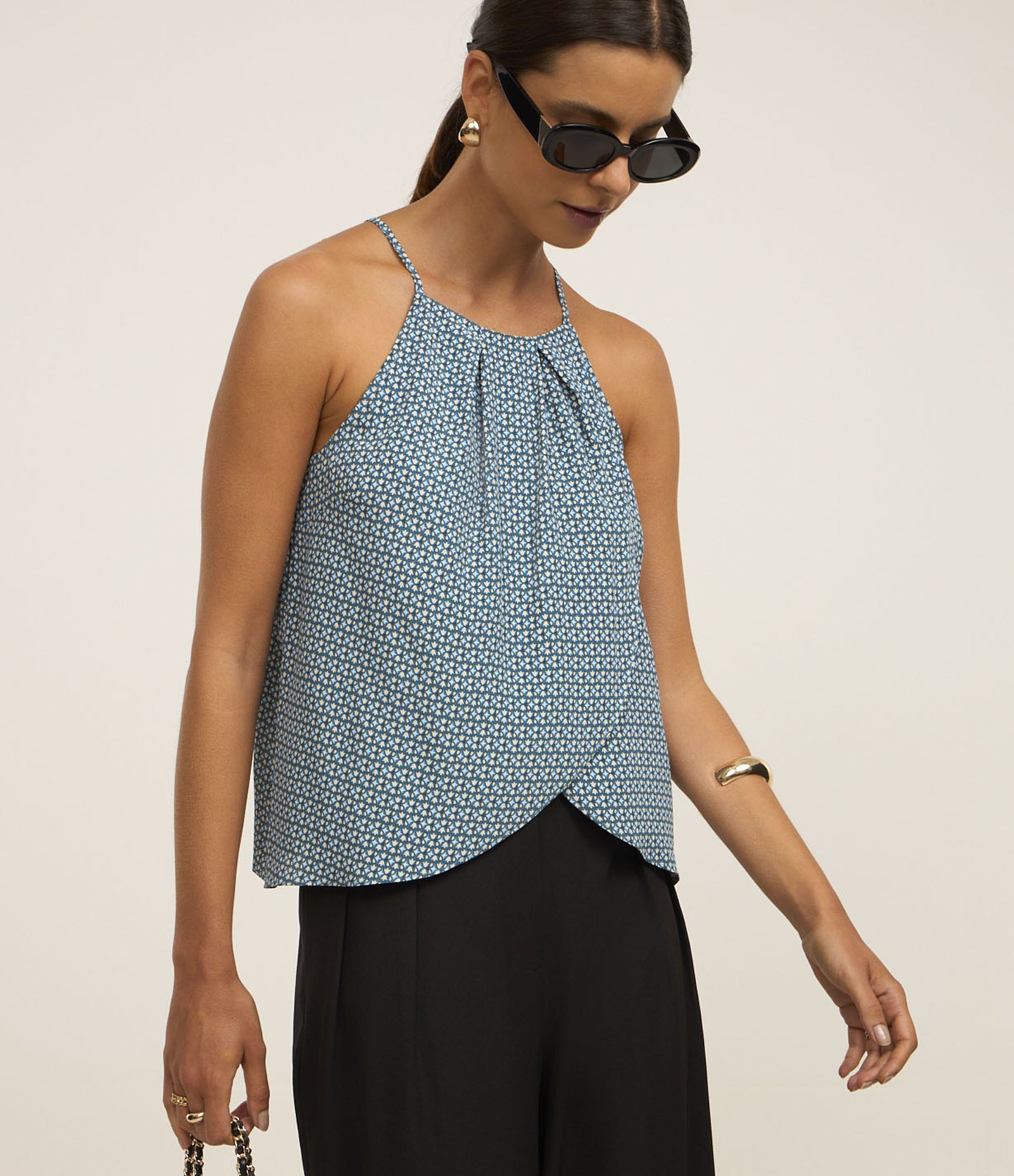 Blusa Sem Manga em Crepe com Gola Halter e Estampa Geométrica Azul 4