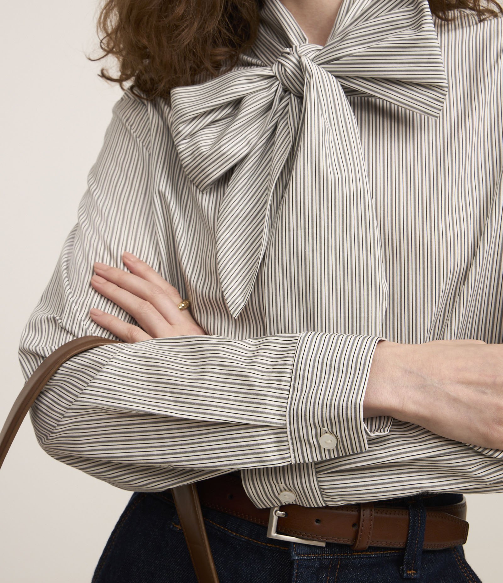 Camisa Boho em Tricoline com Gola Laço e Listras de Fio Tinto Cinza/Branco 4