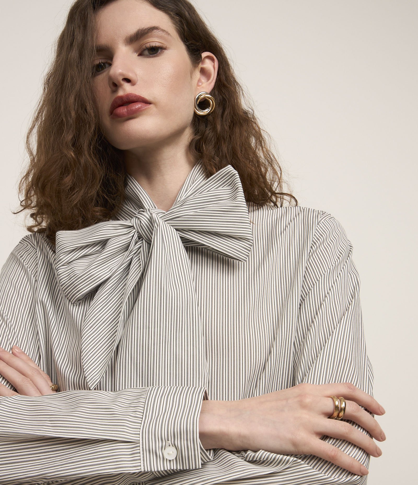 Camisa Boho em Tricoline com Gola Laço e Listras de Fio Tinto Cinza/Branco 5