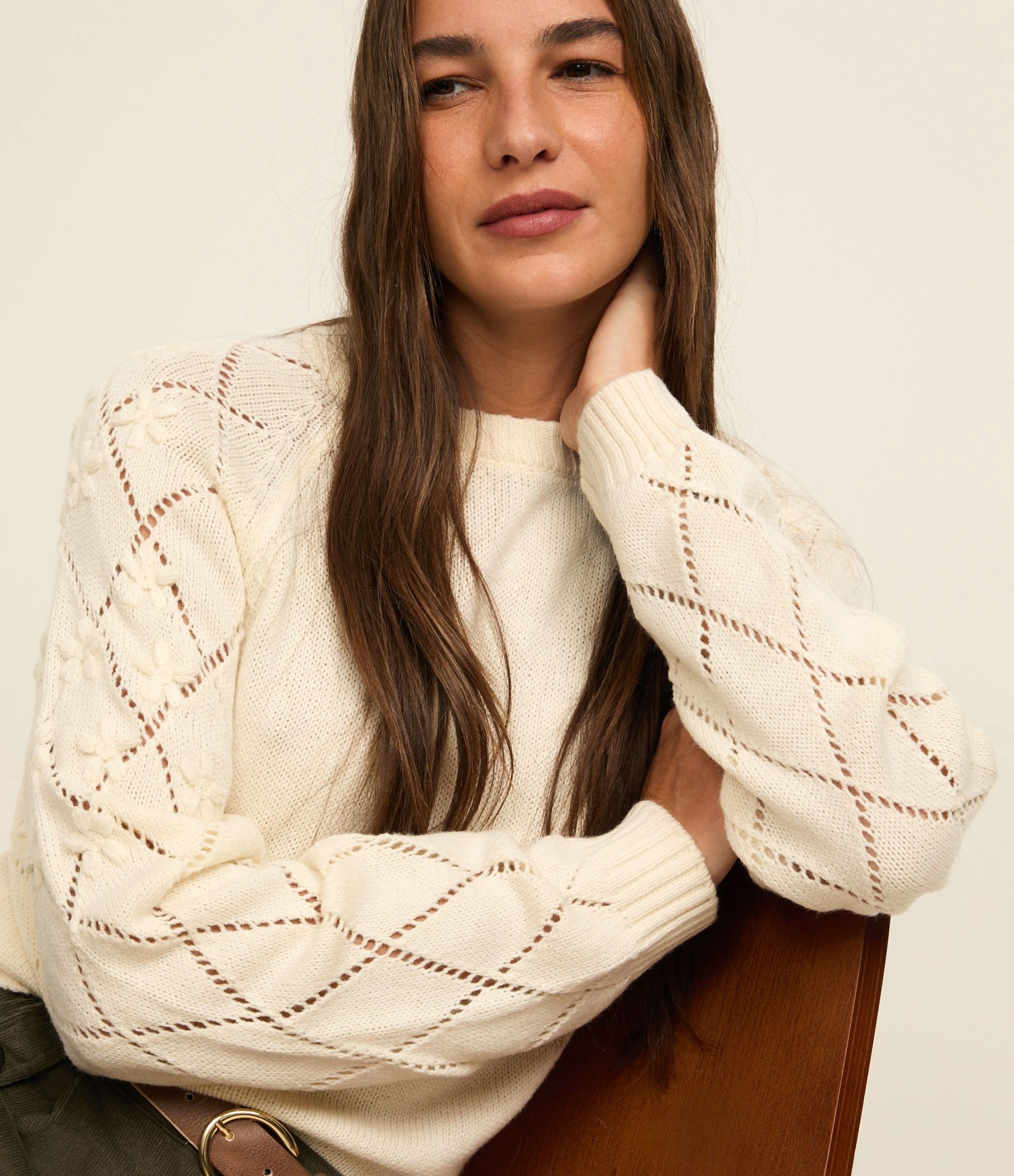 Suéter em Tricô com Bordado Floral e Entremeios na Manga Bege 1