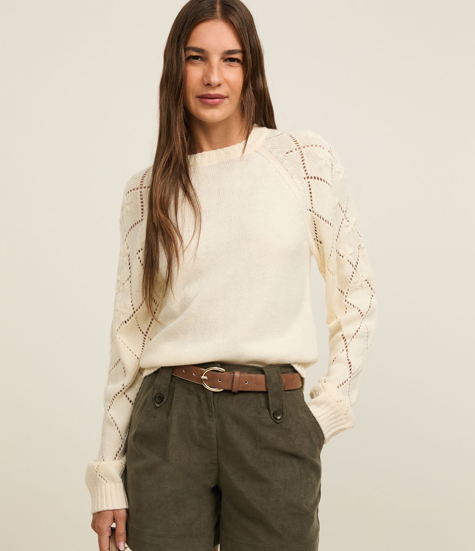 Suéter em Tricô com Bordado Floral e Entremeios na Manga Bege 2