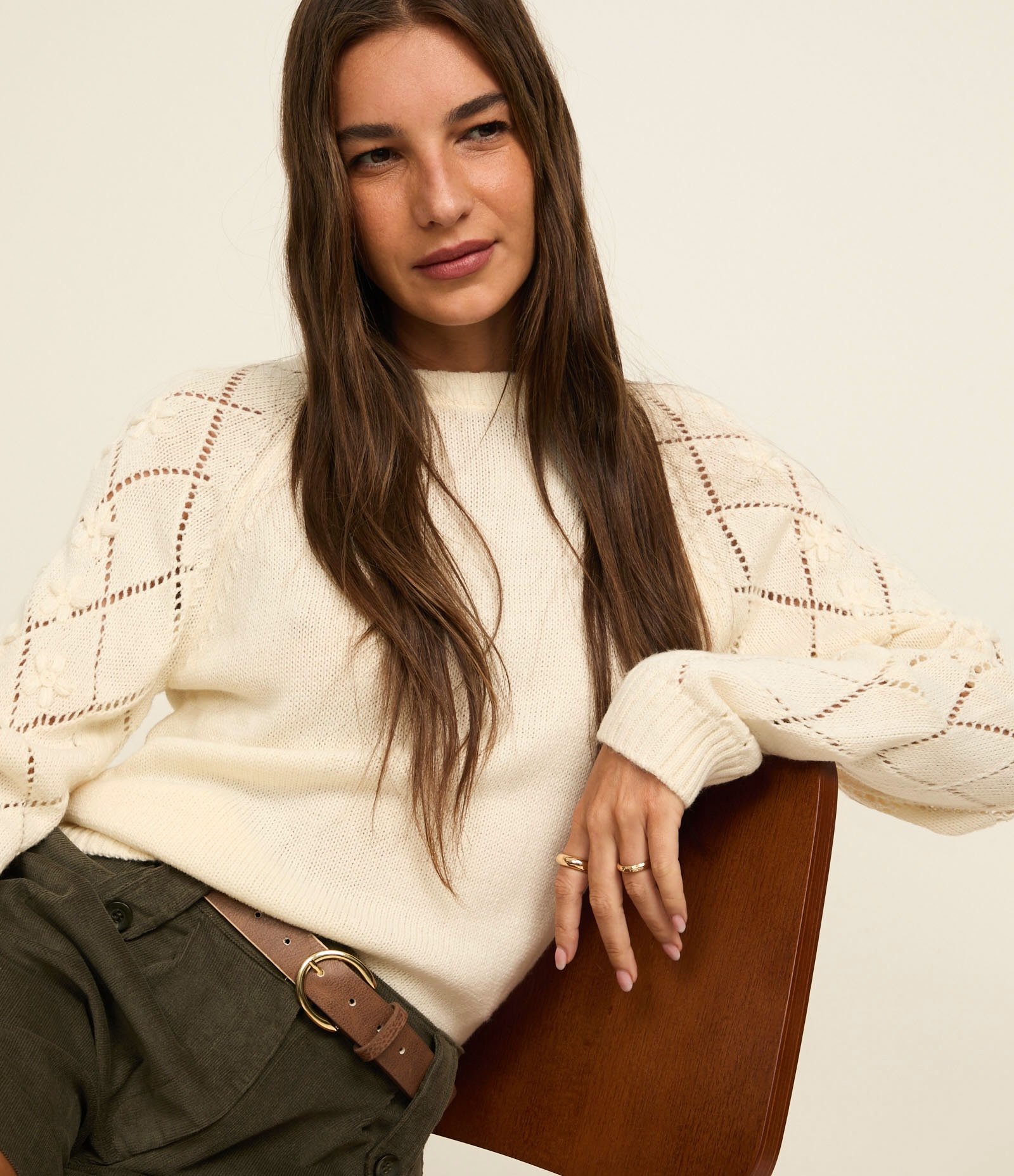 Suéter em Tricô com Bordado Floral e Entremeios na Manga Bege 6