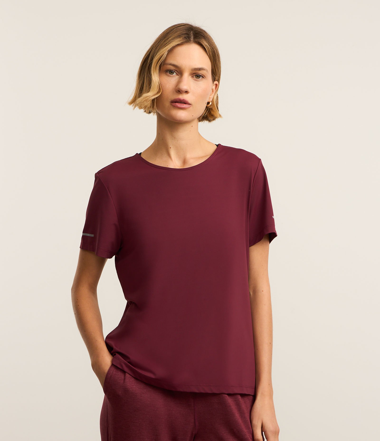 Camiseta Esportiva Regular Texturizada com Detalhe Refletivo Vinho 1