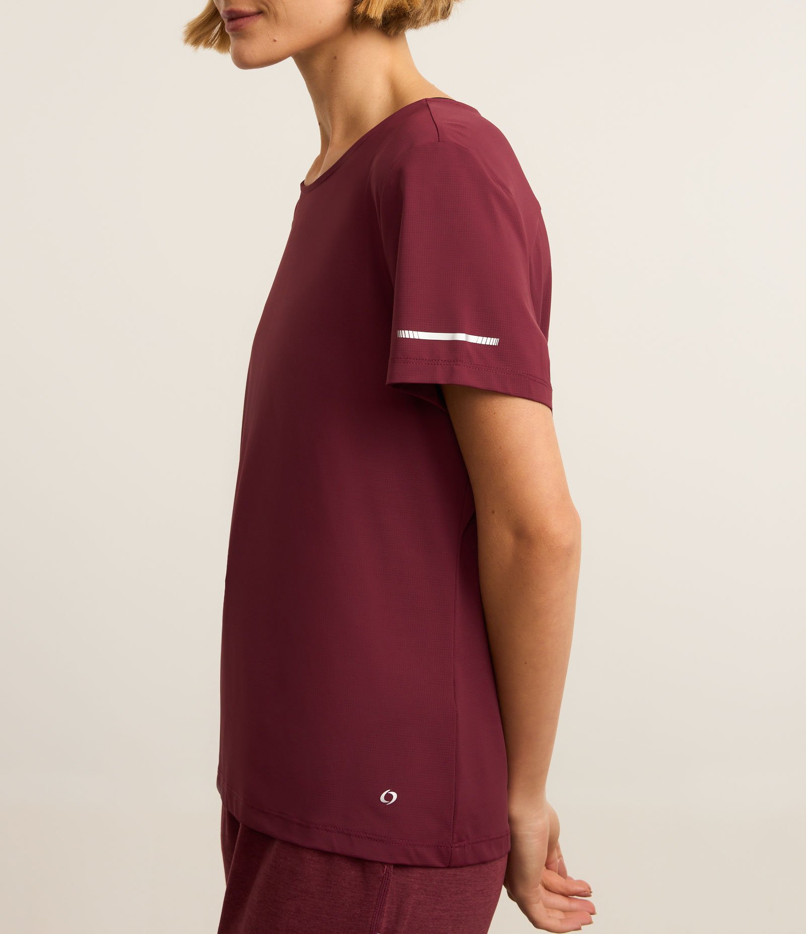 Camiseta Esportiva Regular Texturizada com Detalhe Refletivo Vinho 2