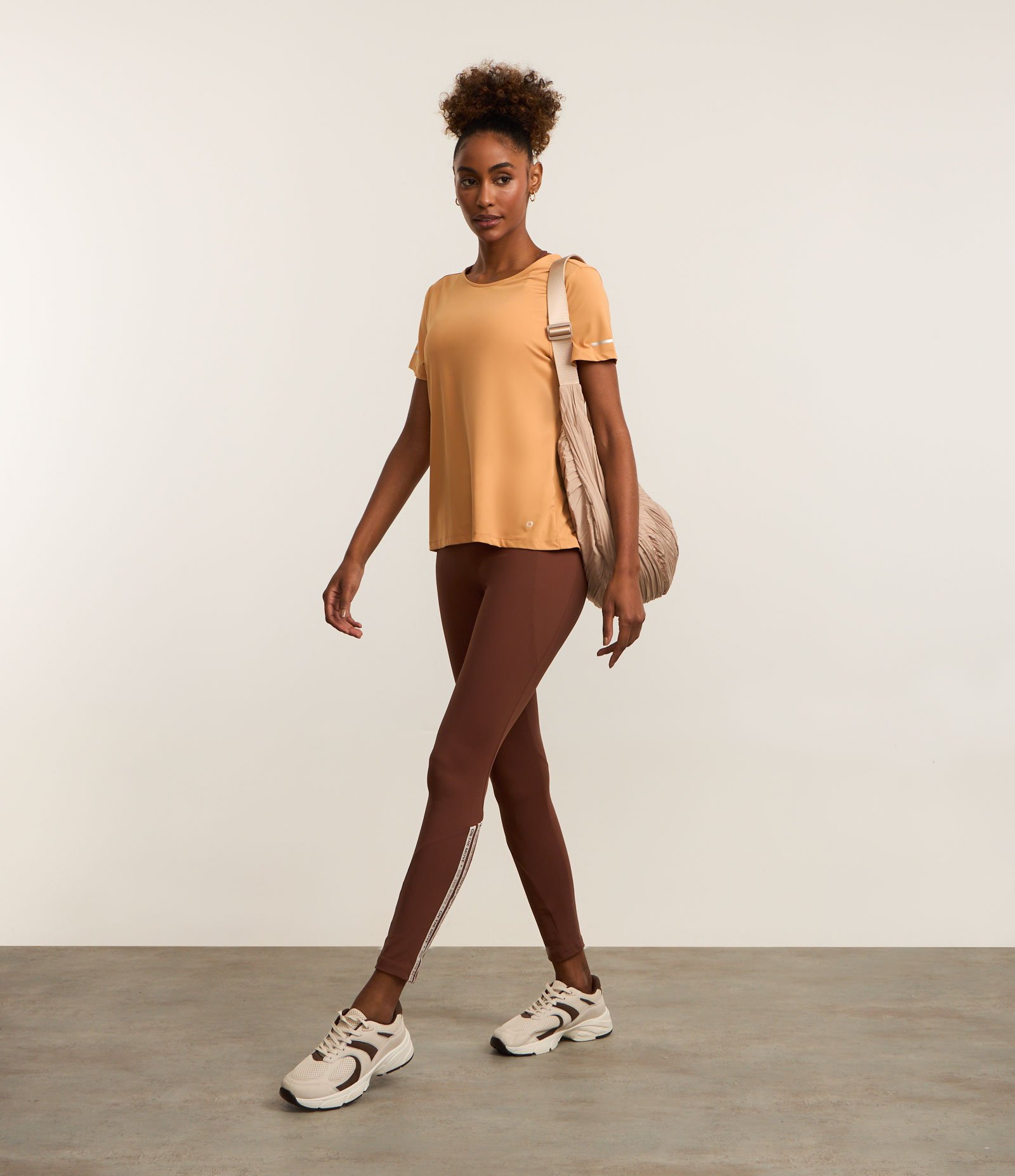 Camiseta Esportiva Regular Texturizada com Detalhe Refletivo Laranja 2