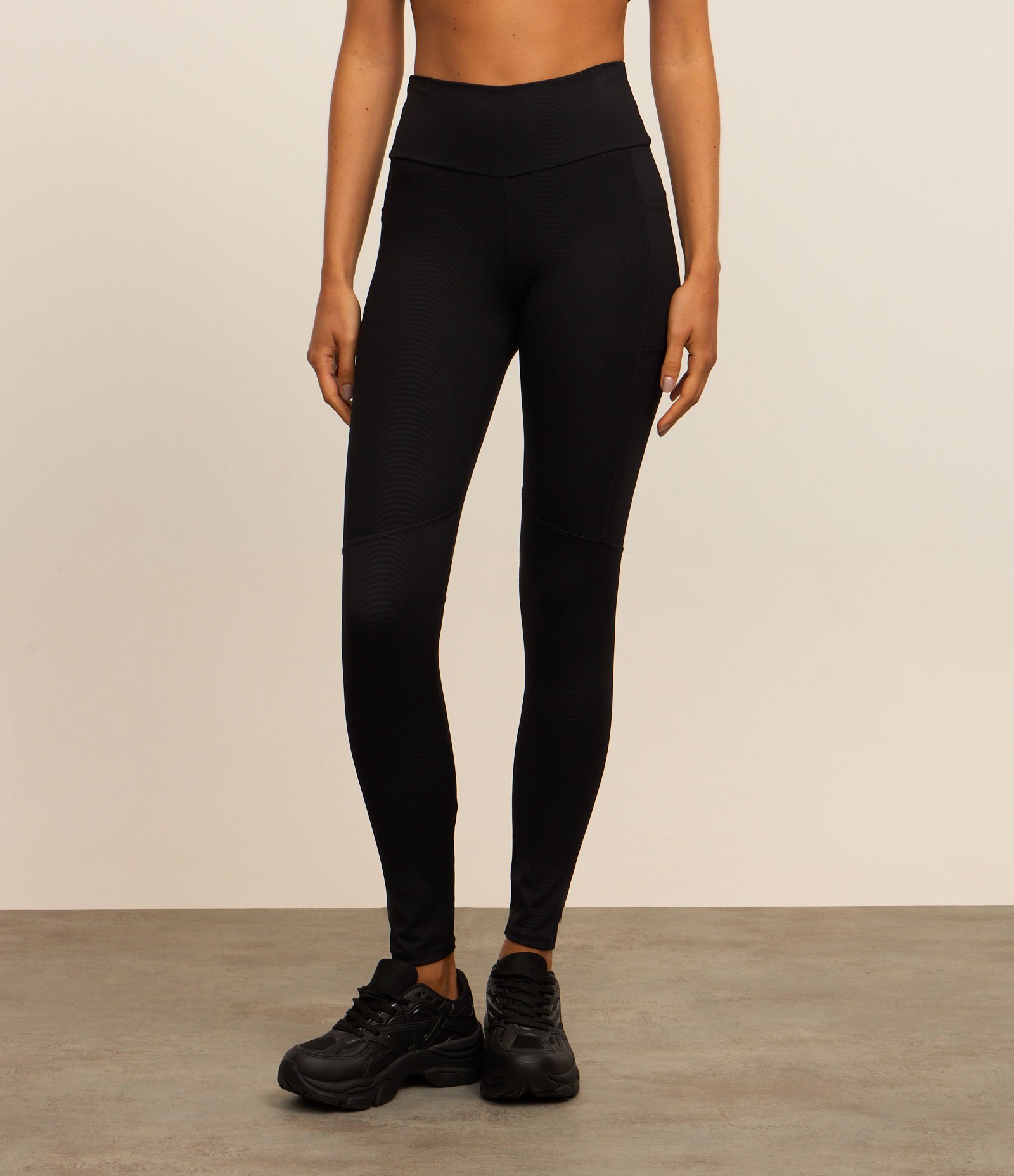 Calça Legging Esportiva em Microfibra com Bolsos Preto 2