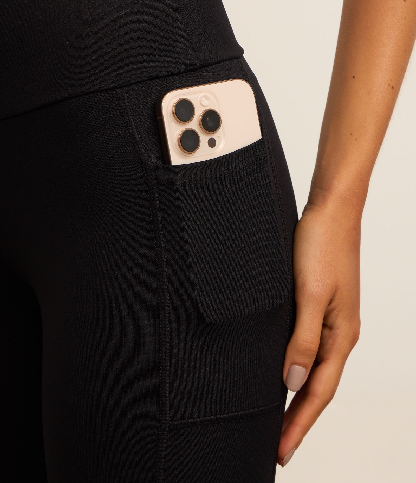 Calça Legging Esportiva em Microfibra com Bolsos Preto 4