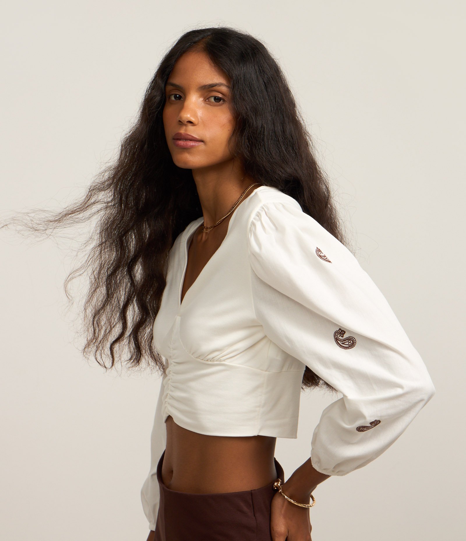 Blusa Cropped em Tricoline com Bordado Paisley Branco 1