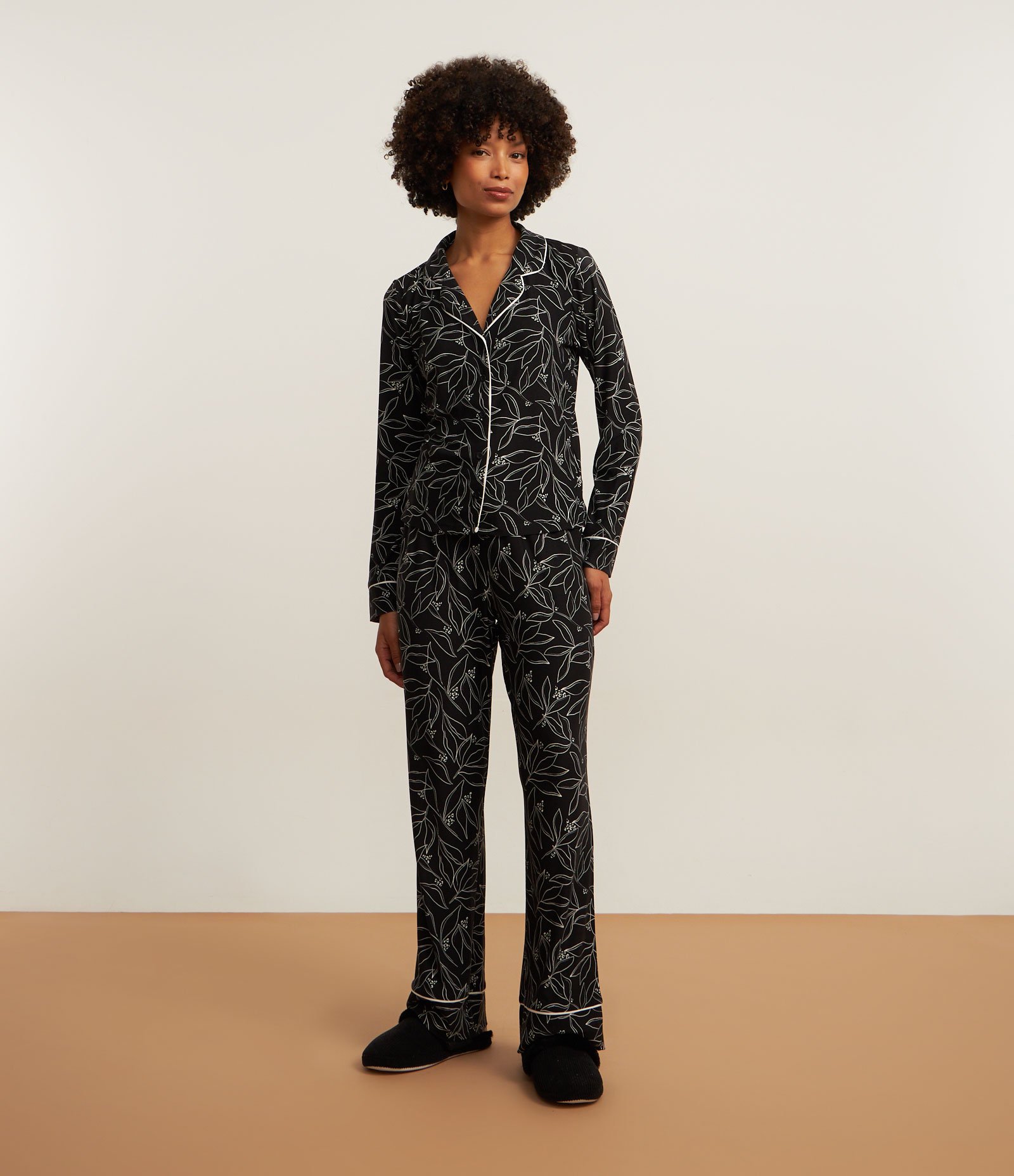 Pijama Americano Longo em Peach Touch Estampado de Folhagens Preto 2