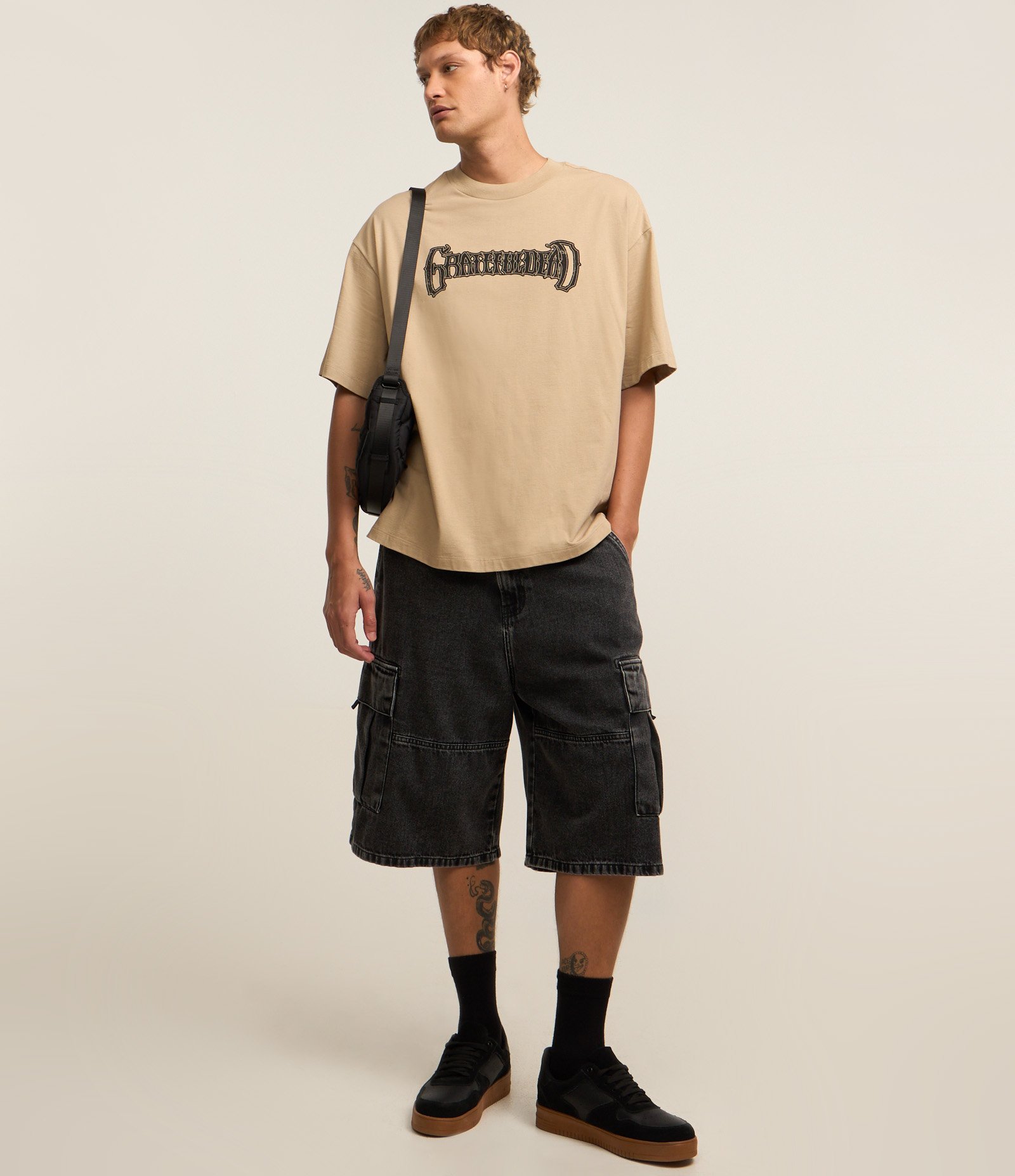 Camiseta Overboxy em Malhão com Estampa de Caveira com Rosas Bege 2