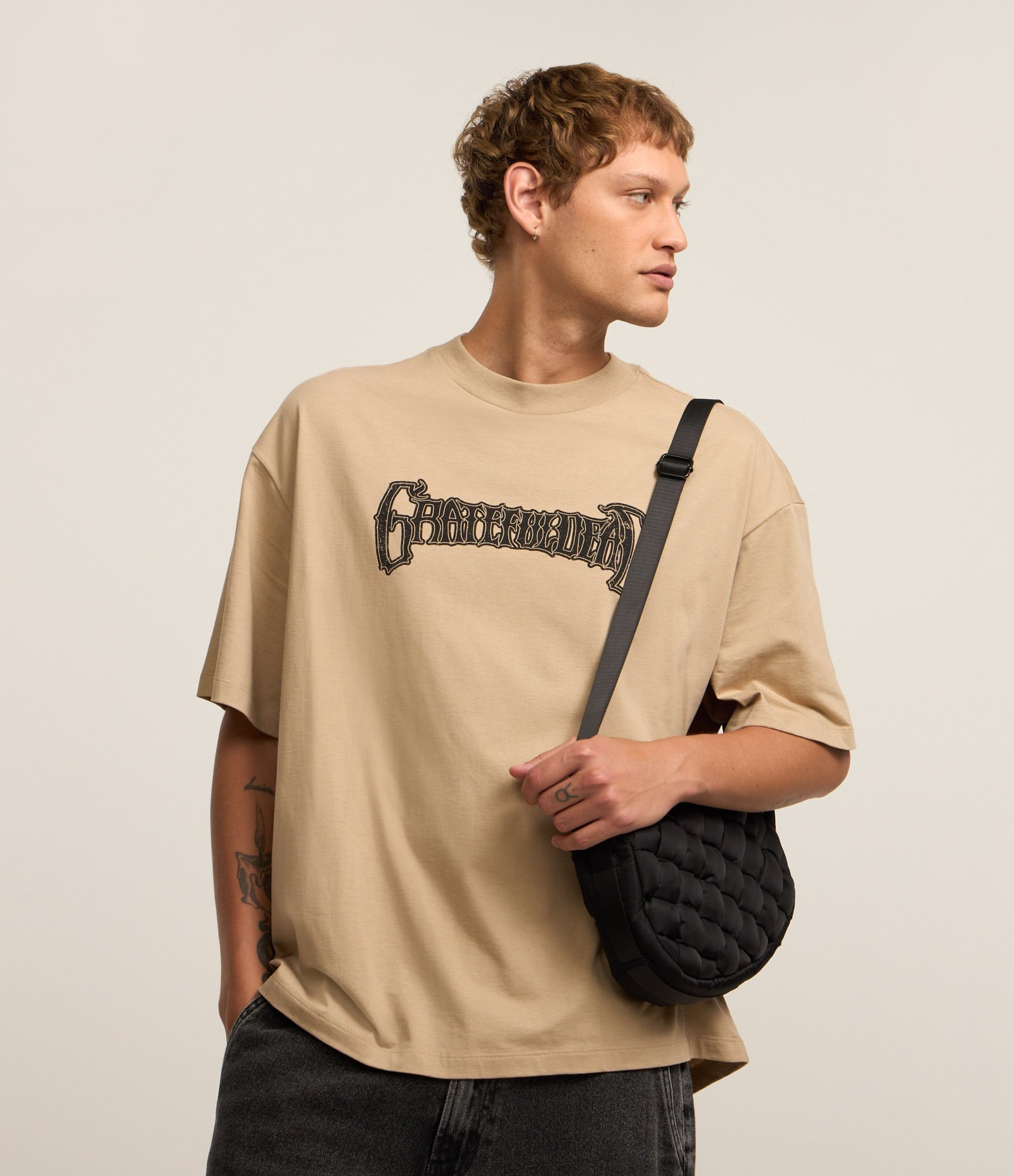 Camiseta Overboxy em Malhão com Estampa de Caveira com Rosas Bege 3