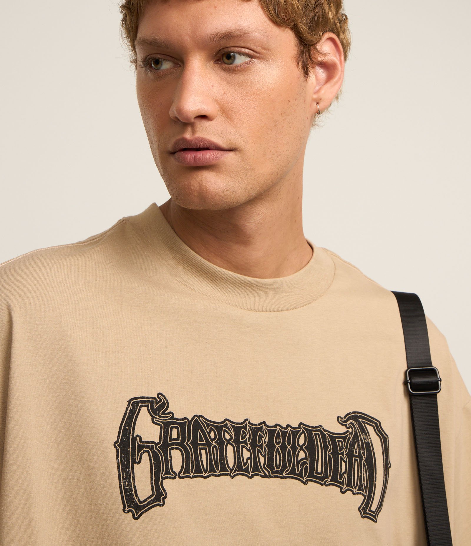 Camiseta Overboxy em Malhão com Estampa de Caveira com Rosas Bege 4