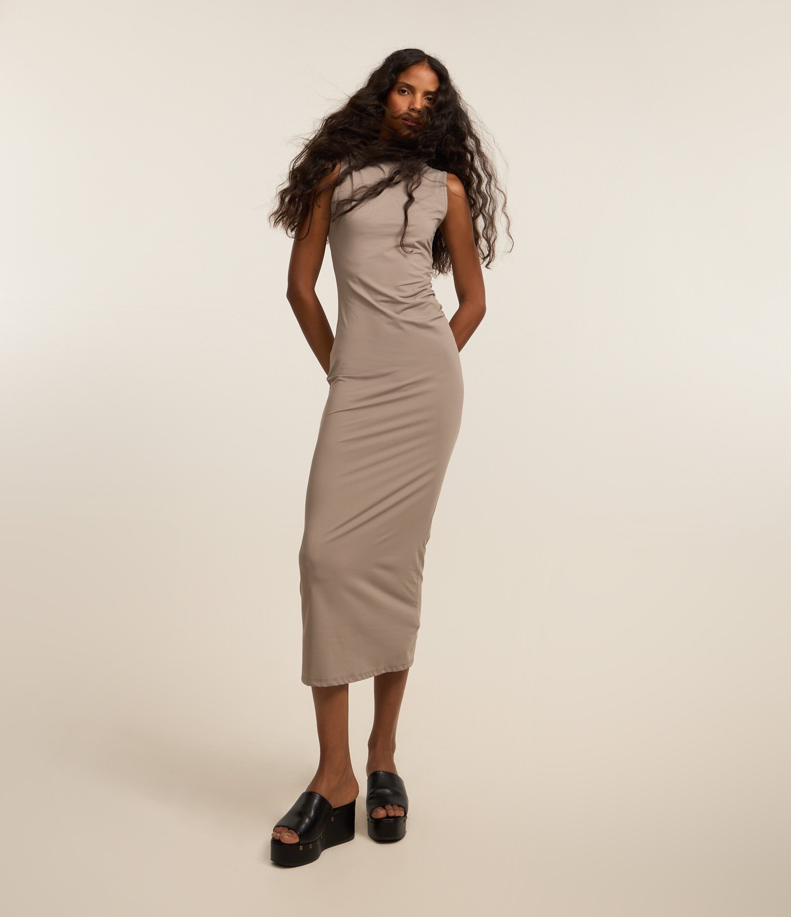 Vestido Long Midi em Microfibra com Golinha e Franzido na Lateral Marrom 1