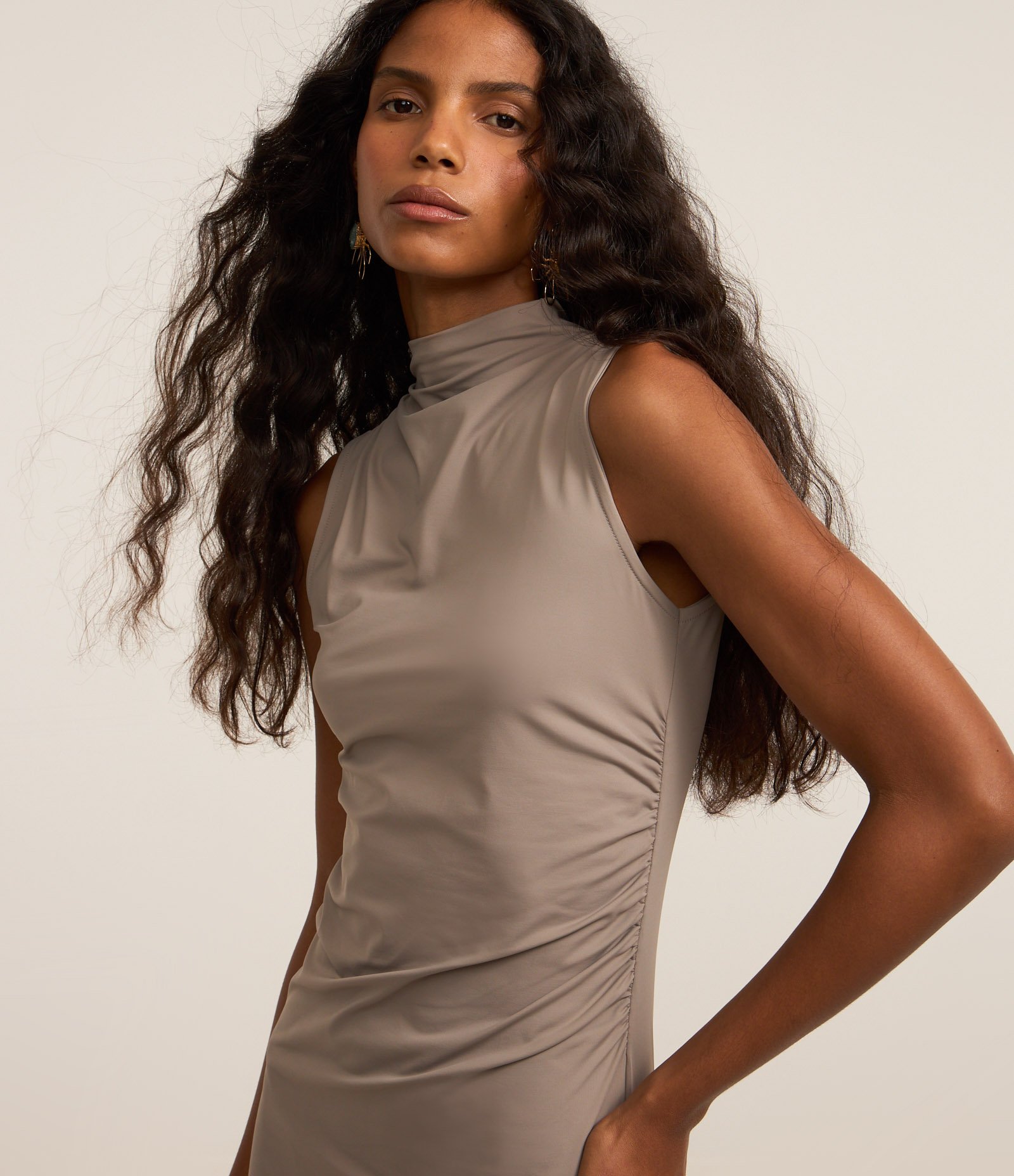 Vestido Long Midi em Microfibra com Golinha e Franzido na Lateral Marrom 3