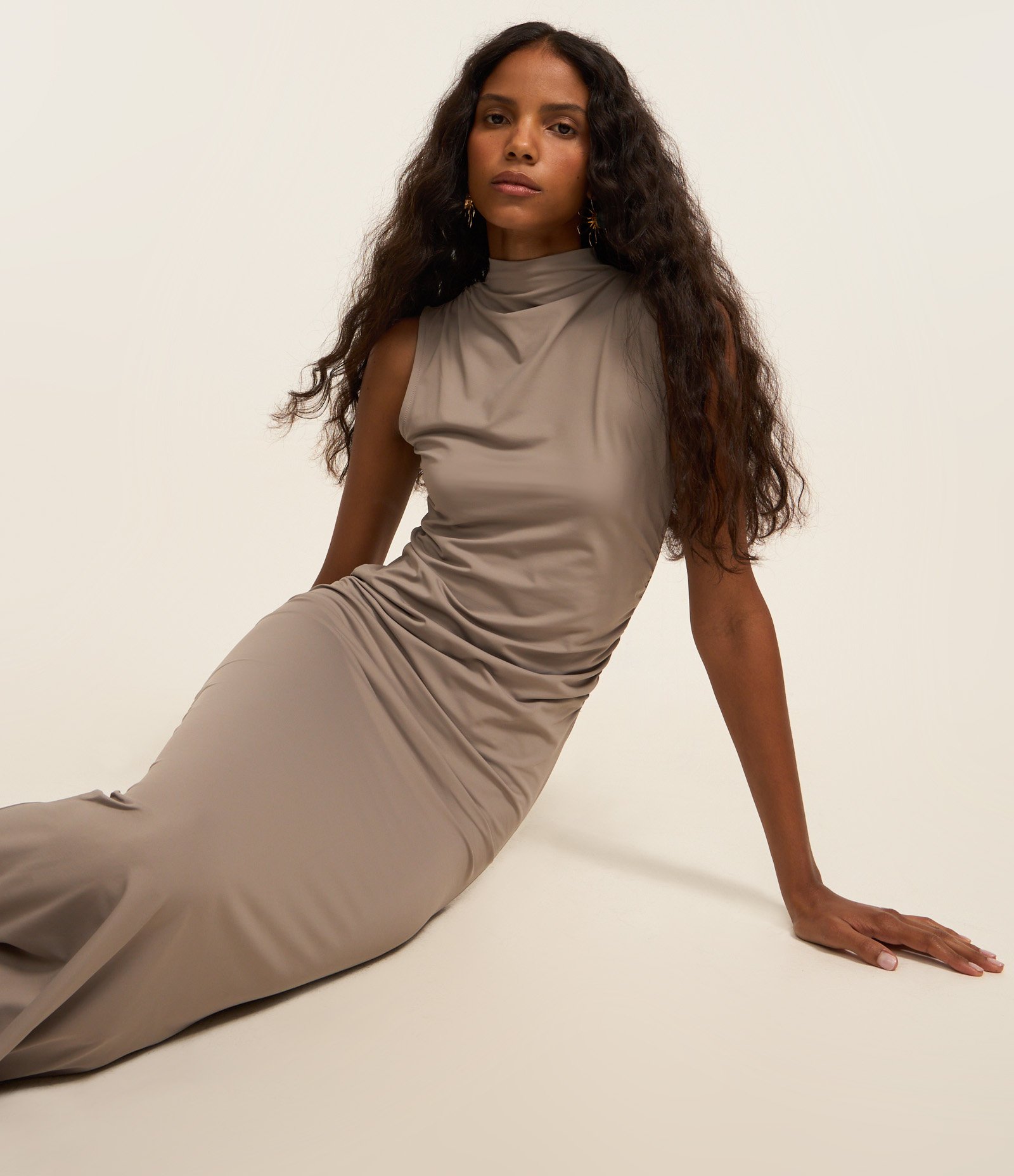 Vestido Long Midi em Microfibra com Golinha e Franzido na Lateral Marrom 4