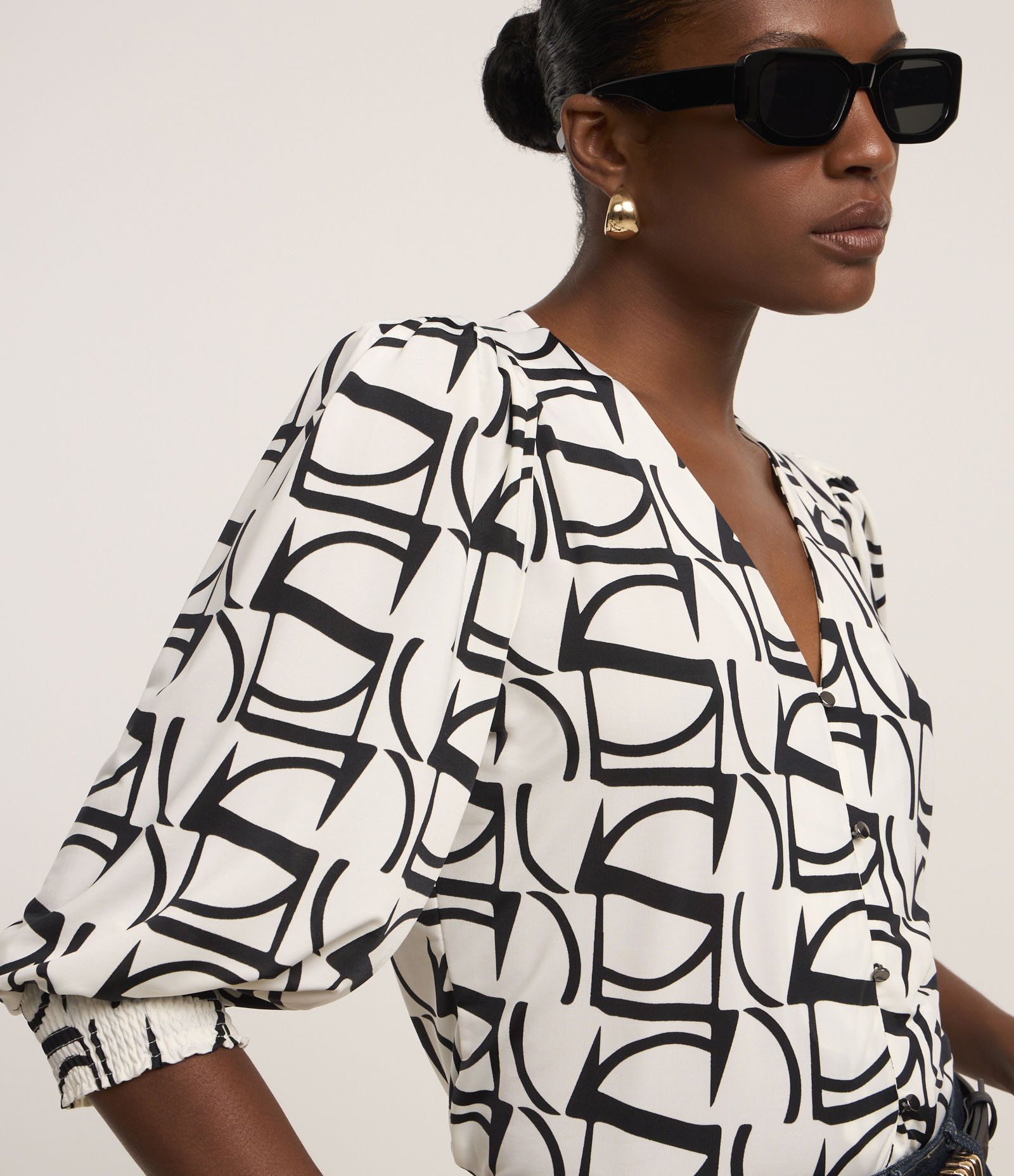 Blusa Manga 3/4 em Microfibra com Estampa Geométrica Branco/Preto 1