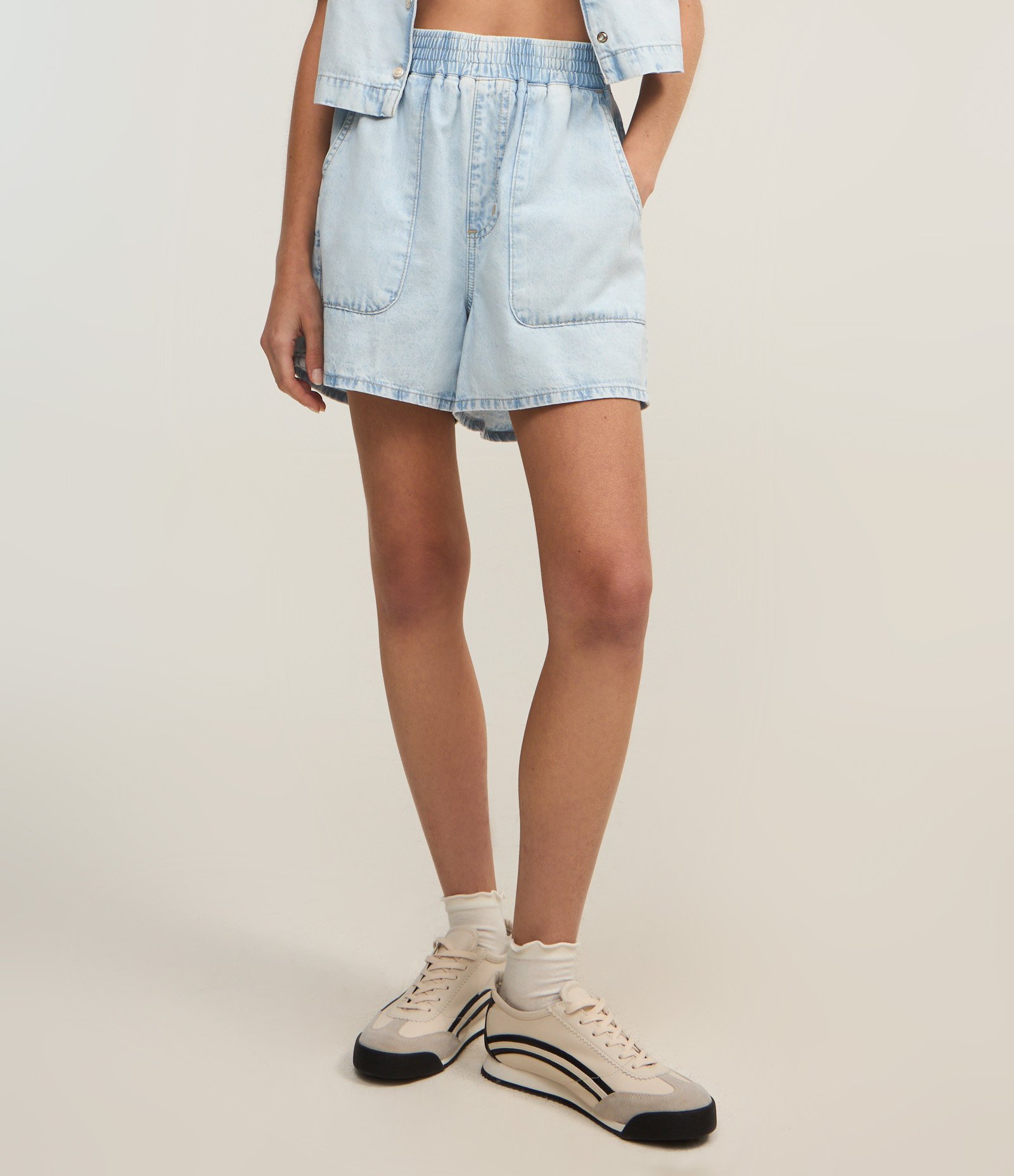 Short Runner em Jeans Delavê com Cós Elástico Azul 3