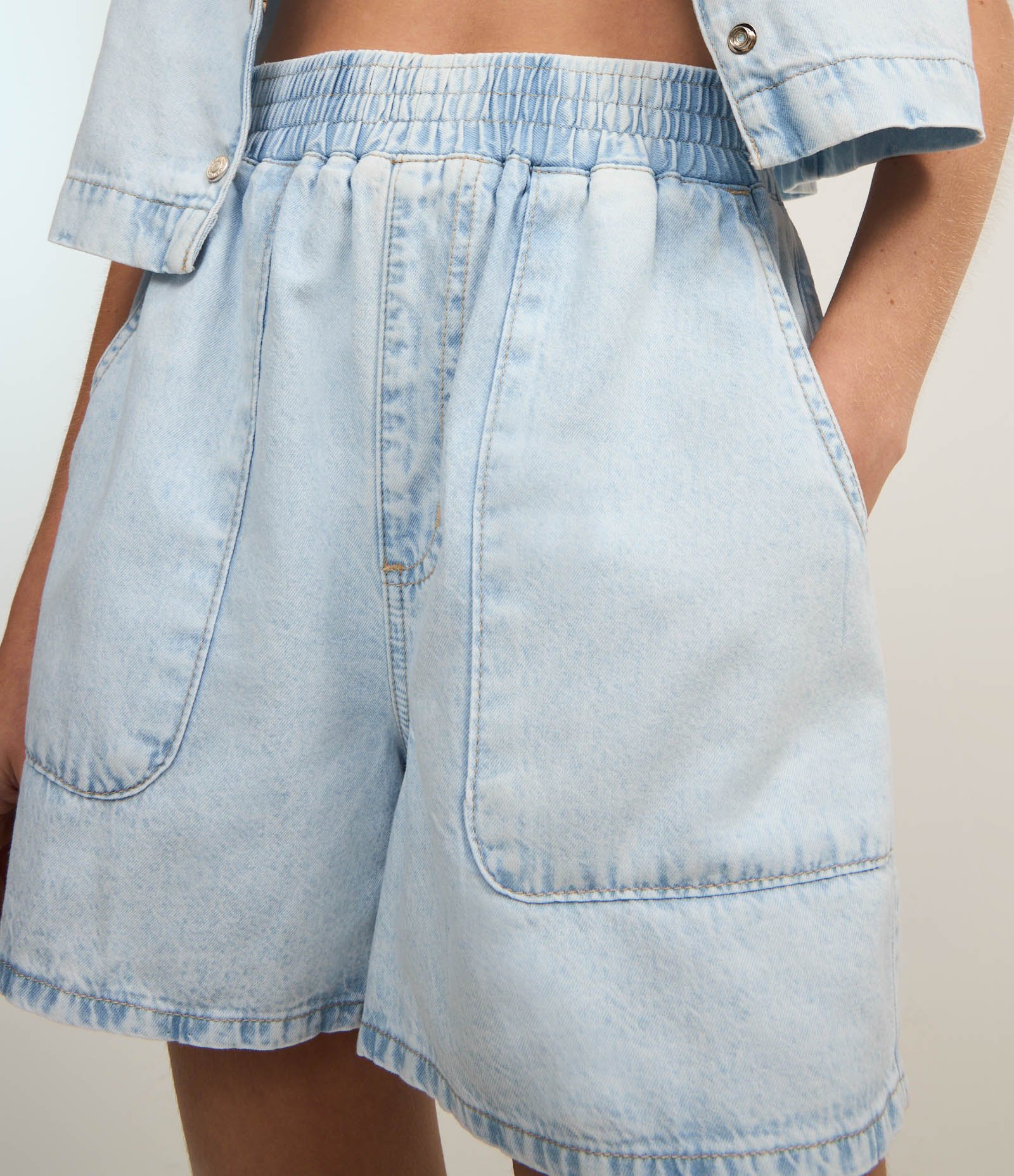 Short Runner em Jeans Delavê com Cós Elástico Azul 4