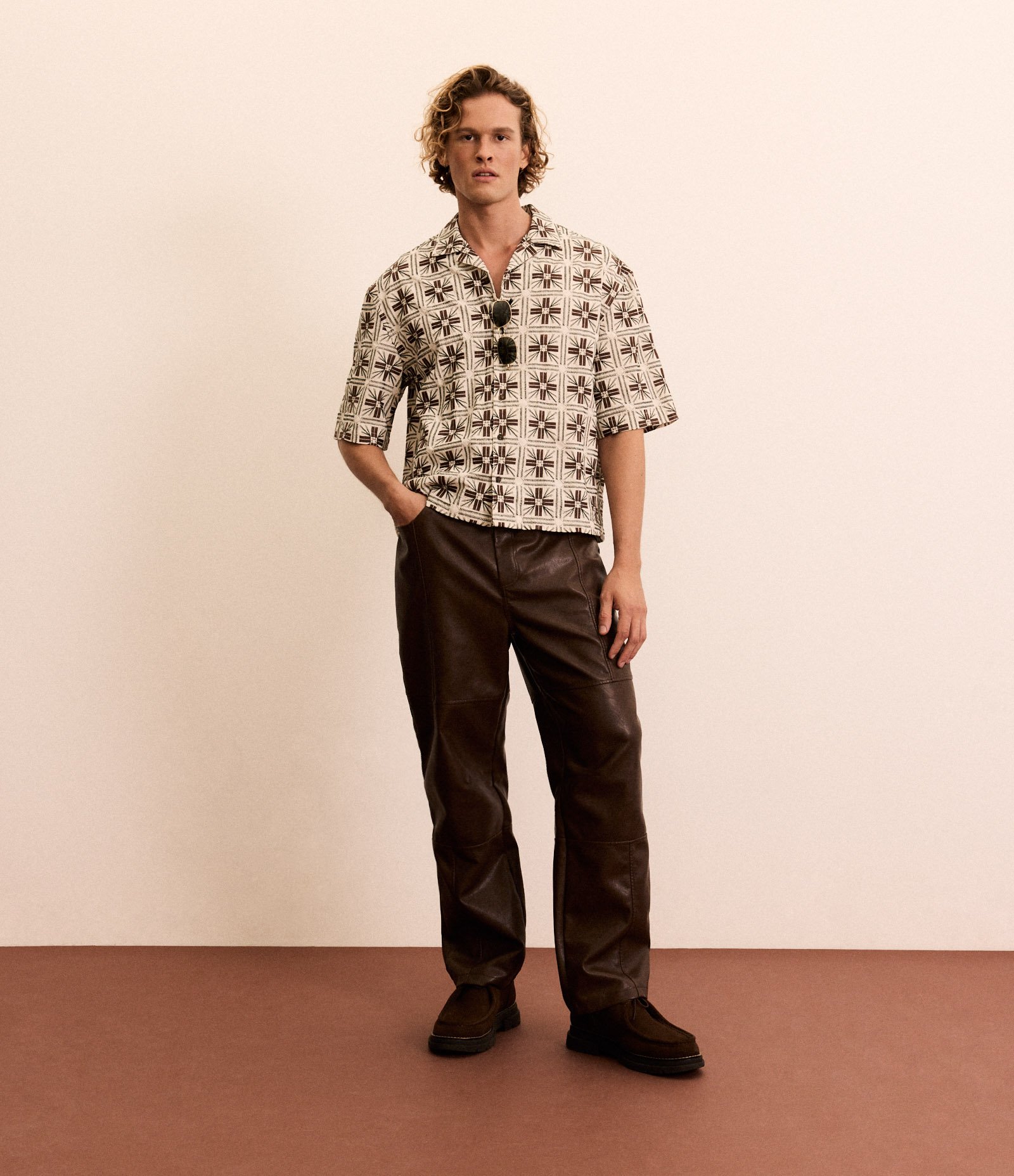 Camisa Texturizada com Bordados Geométricos Cinza 2