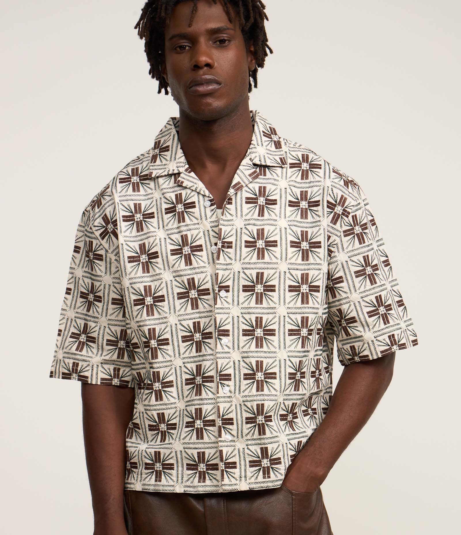 Camisa Texturizada com Bordados Geométricos Cinza 4