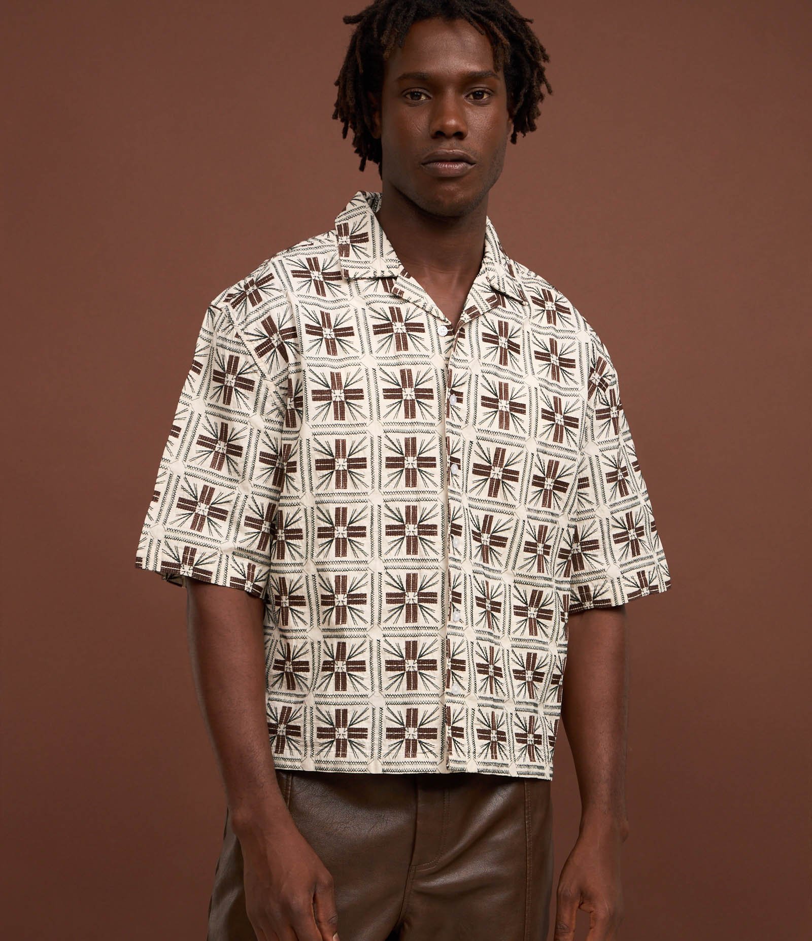 Camisa Texturizada com Bordados Geométricos Cinza 8