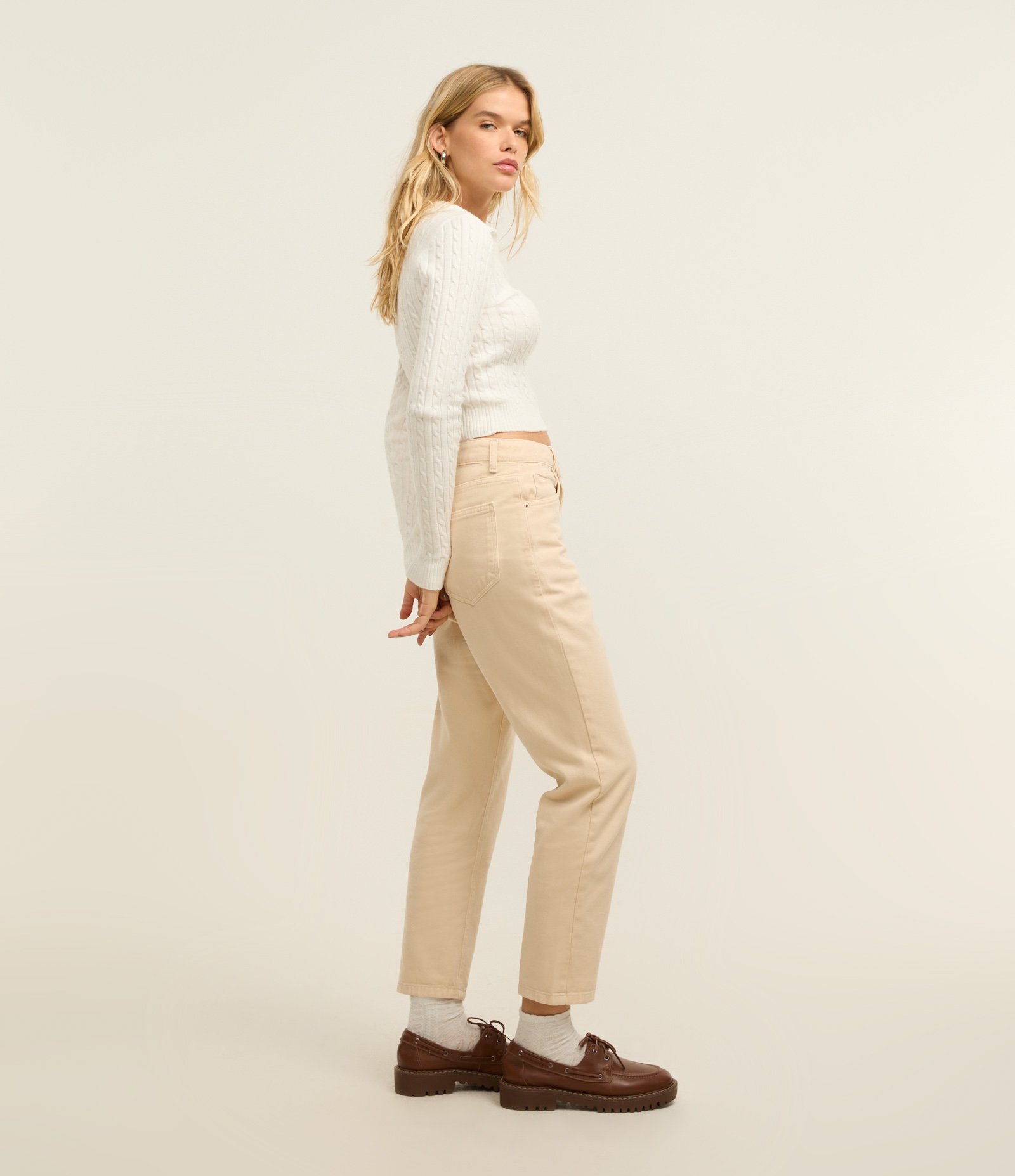 Calça Mom Cintura Alta em Sarja com Bolsos Bege Rosado 1