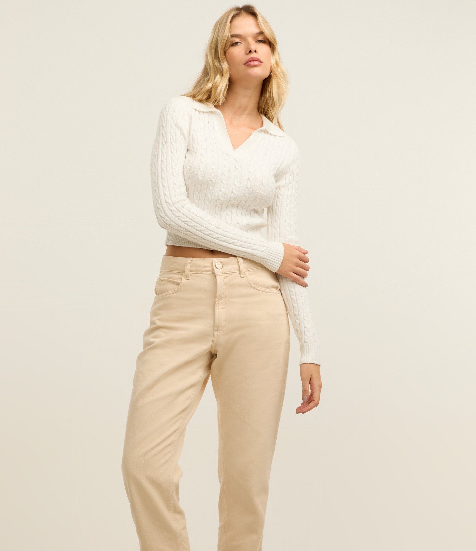 Calça Mom Cintura Alta em Sarja com Bolsos Bege Rosado 2