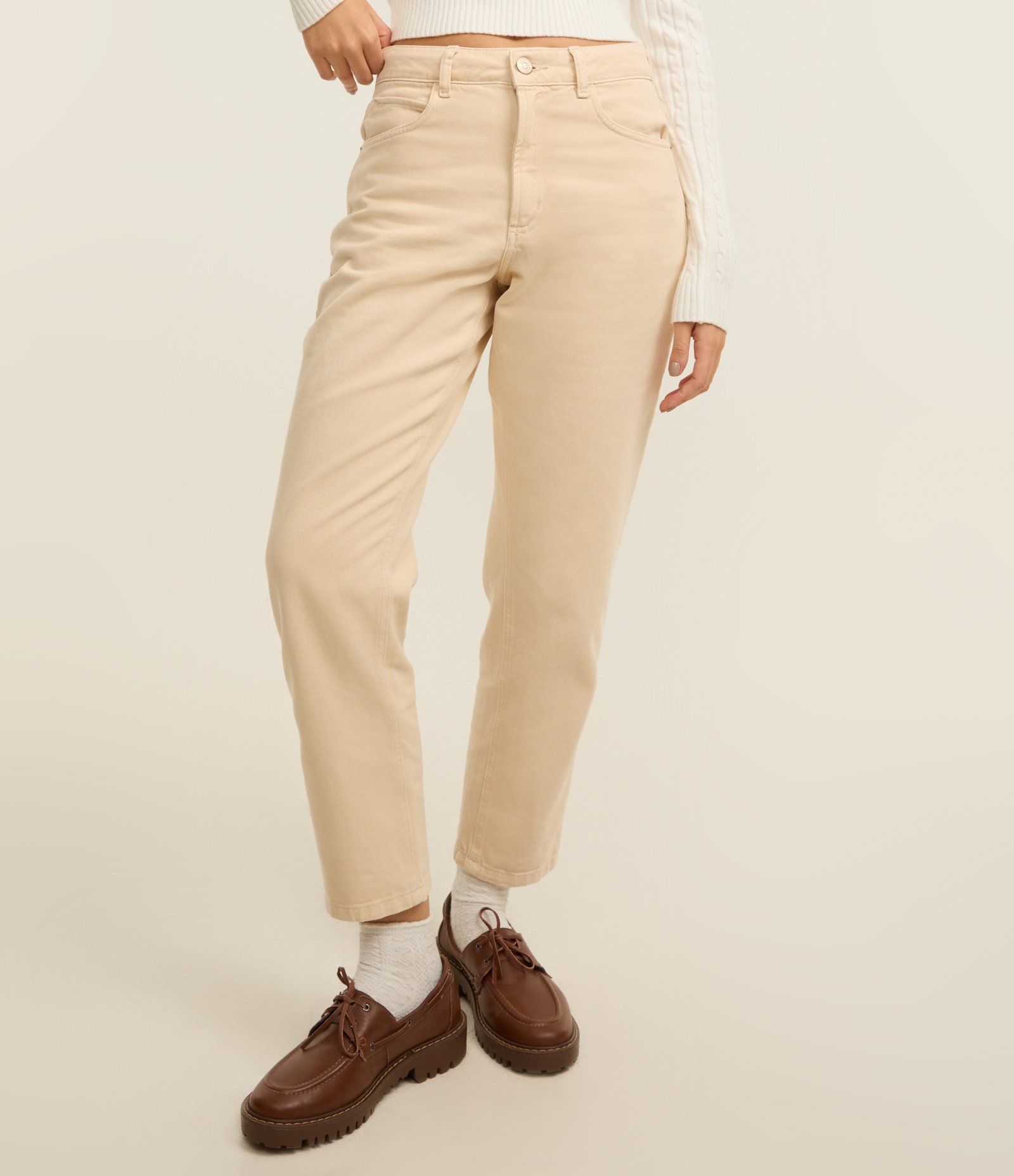 Calça Mom Cintura Alta em Sarja com Bolsos Bege Rosado 3