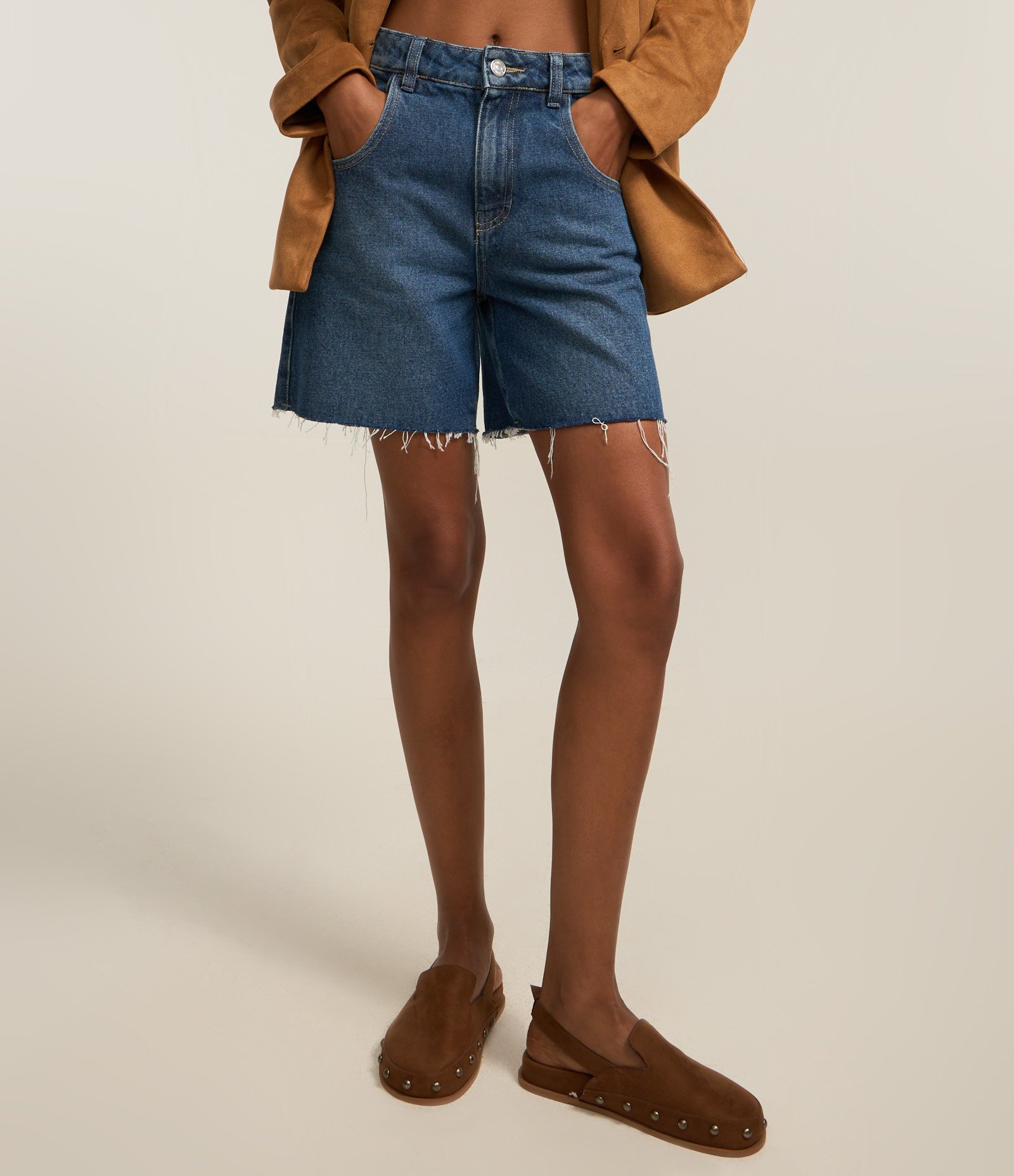 Bermuda Midi em Jeans com Bolso Duplo e Barra Fio Azul Escuro 3