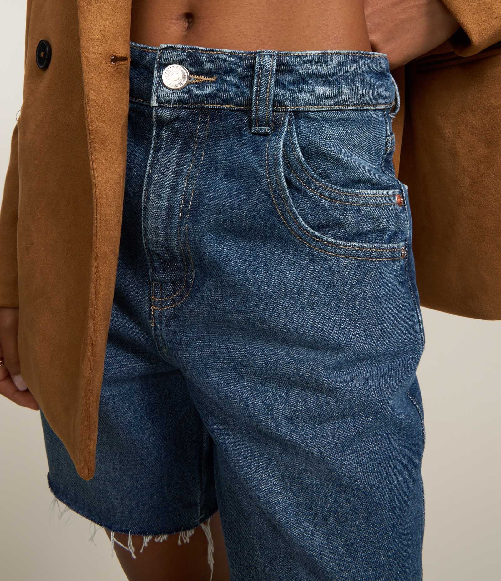 Bermuda Midi em Jeans com Bolso Duplo e Barra Fio Azul Escuro 4