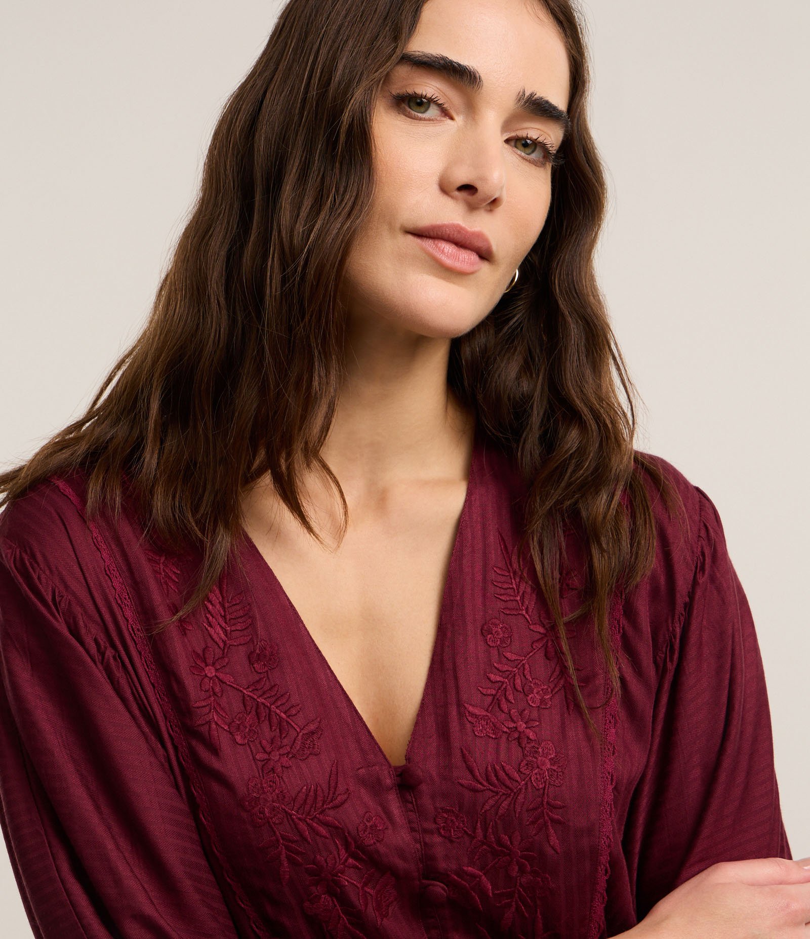 Blusa em Viscose com Abotoamento Frontal e Texturas Bordô 3