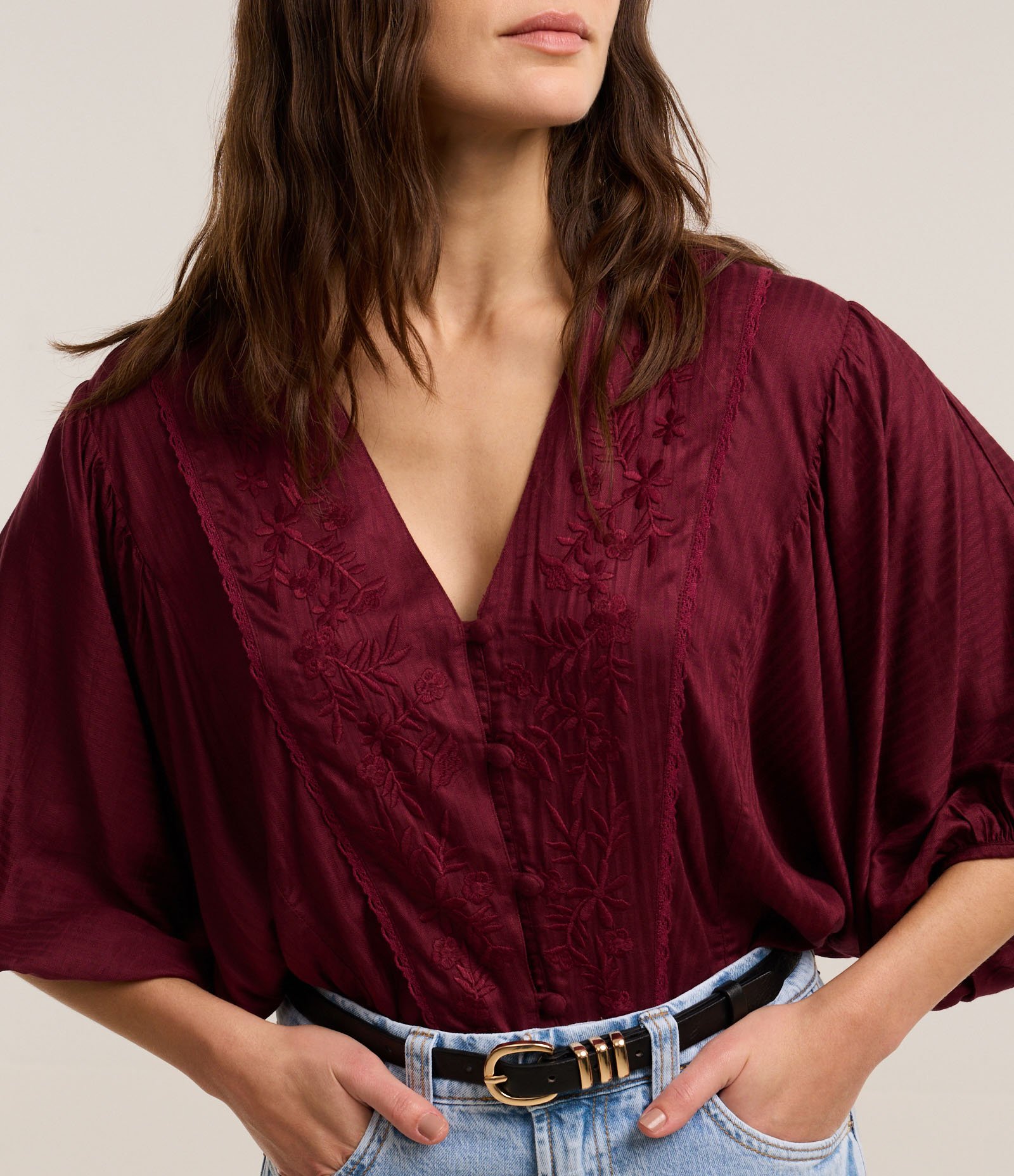 Blusa em Viscose com Abotoamento Frontal e Texturas Bordô 4