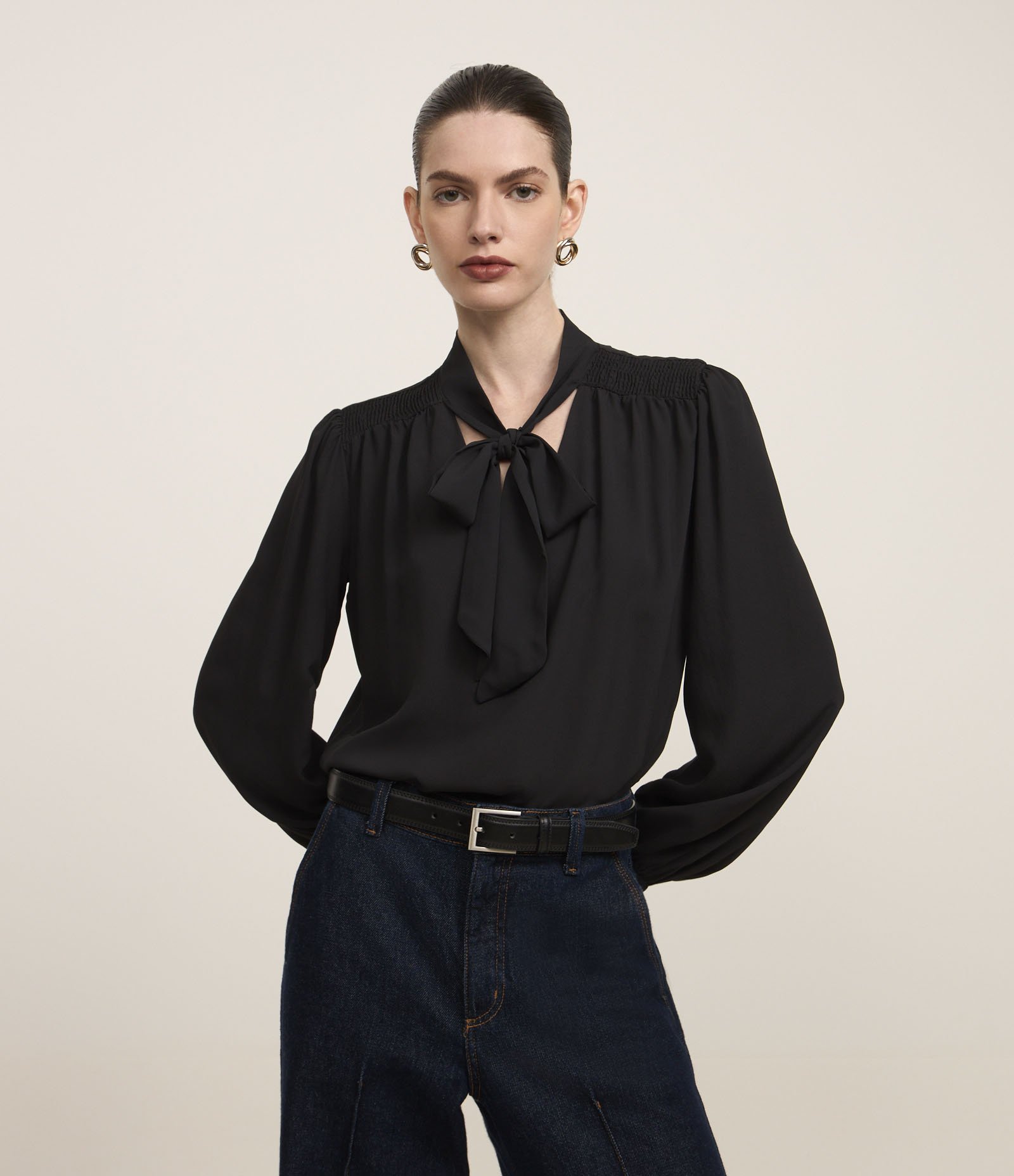 Blusa em Crepe com Gola Laço e Detalhes de Pregas Preto 1