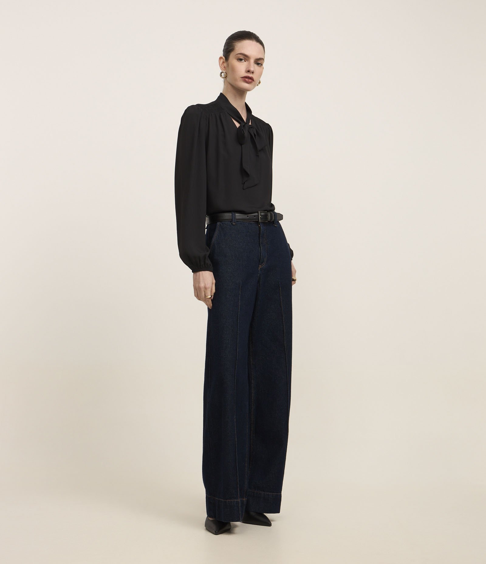 Blusa em Crepe com Gola Laço e Detalhes de Pregas Preto 2