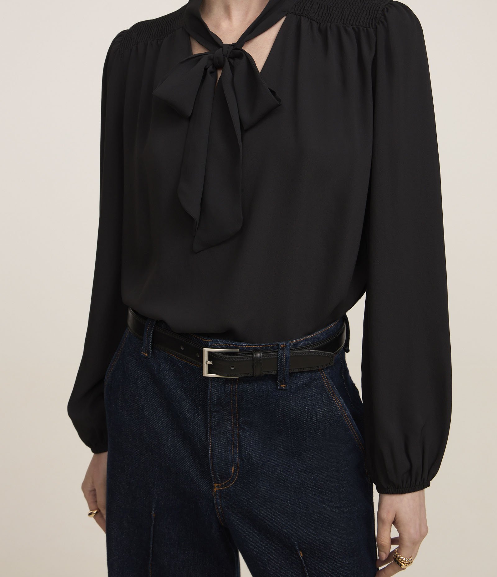 Blusa em Crepe com Gola Laço e Detalhes de Pregas Preto 3