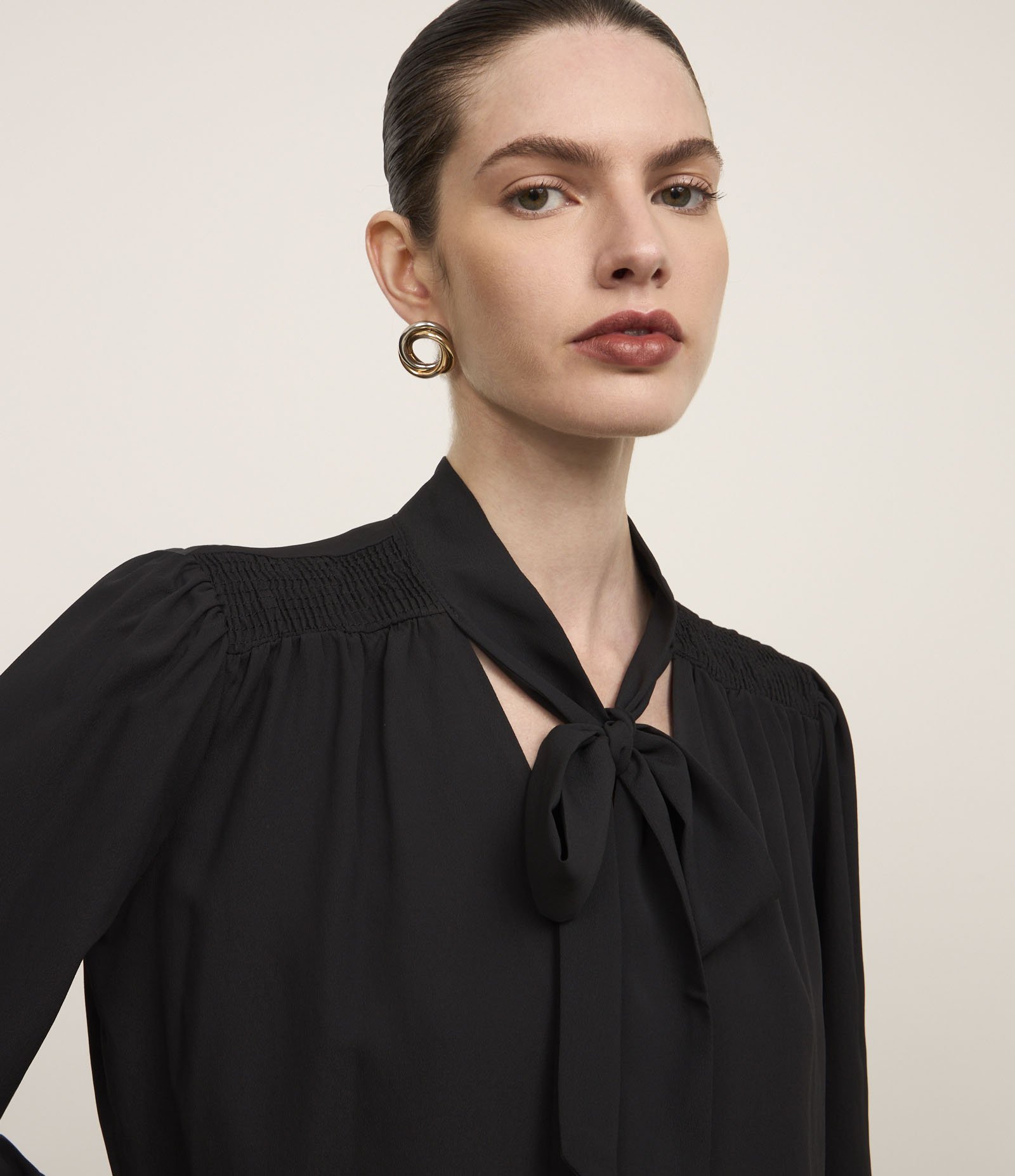 Blusa em Crepe com Gola Laço e Detalhes de Pregas Preto 4