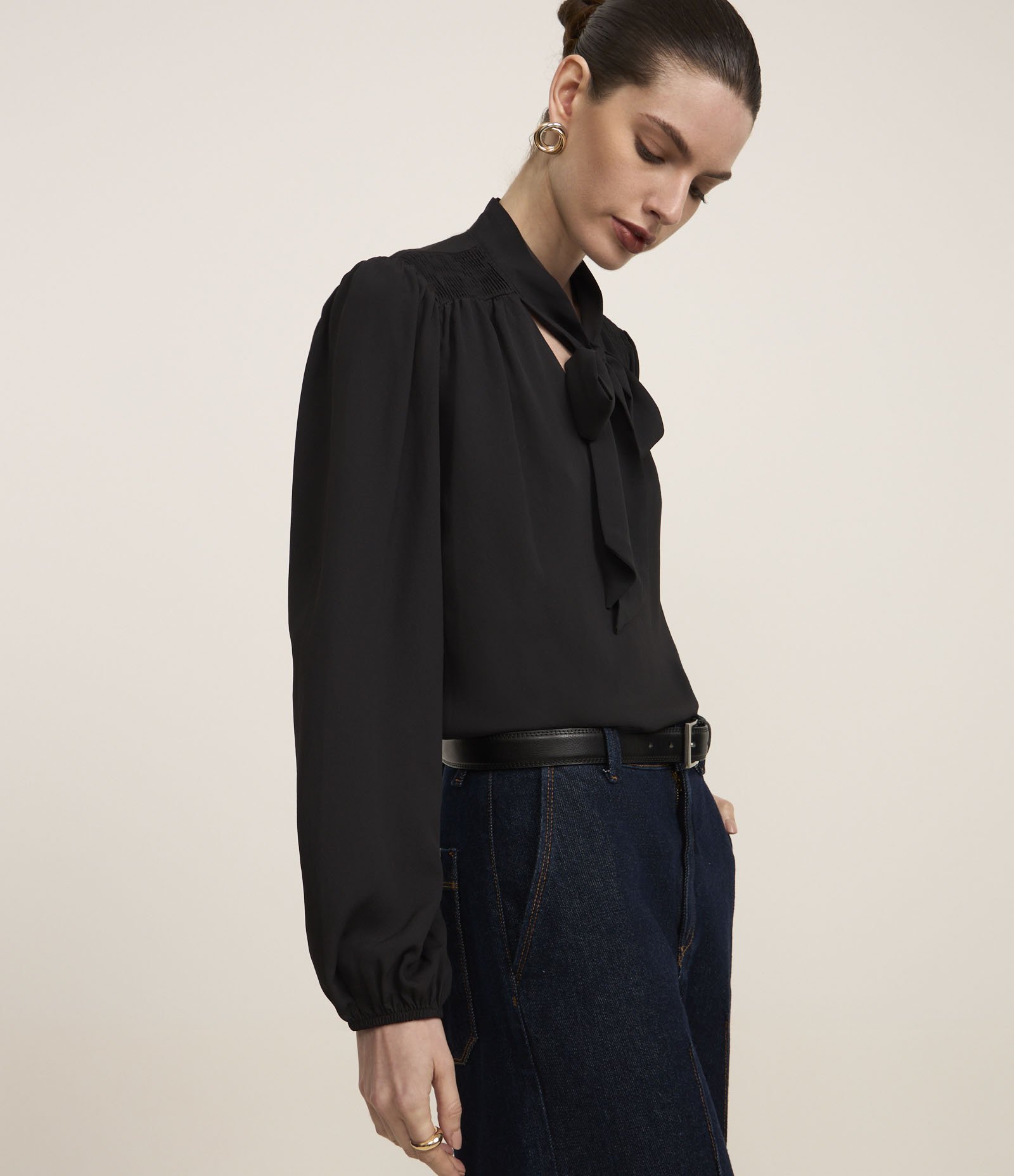 Blusa em Crepe com Gola Laço e Detalhes de Pregas Preto 5