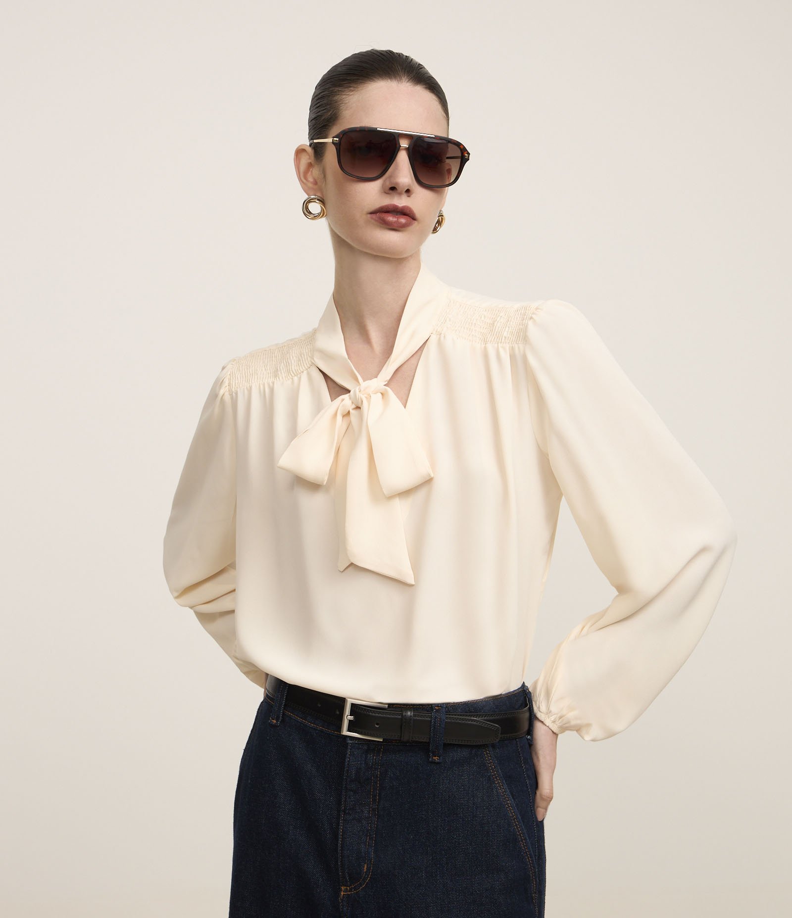 Blusa em Crepe com Gola Laço e Detalhes de Pregas Off White 1