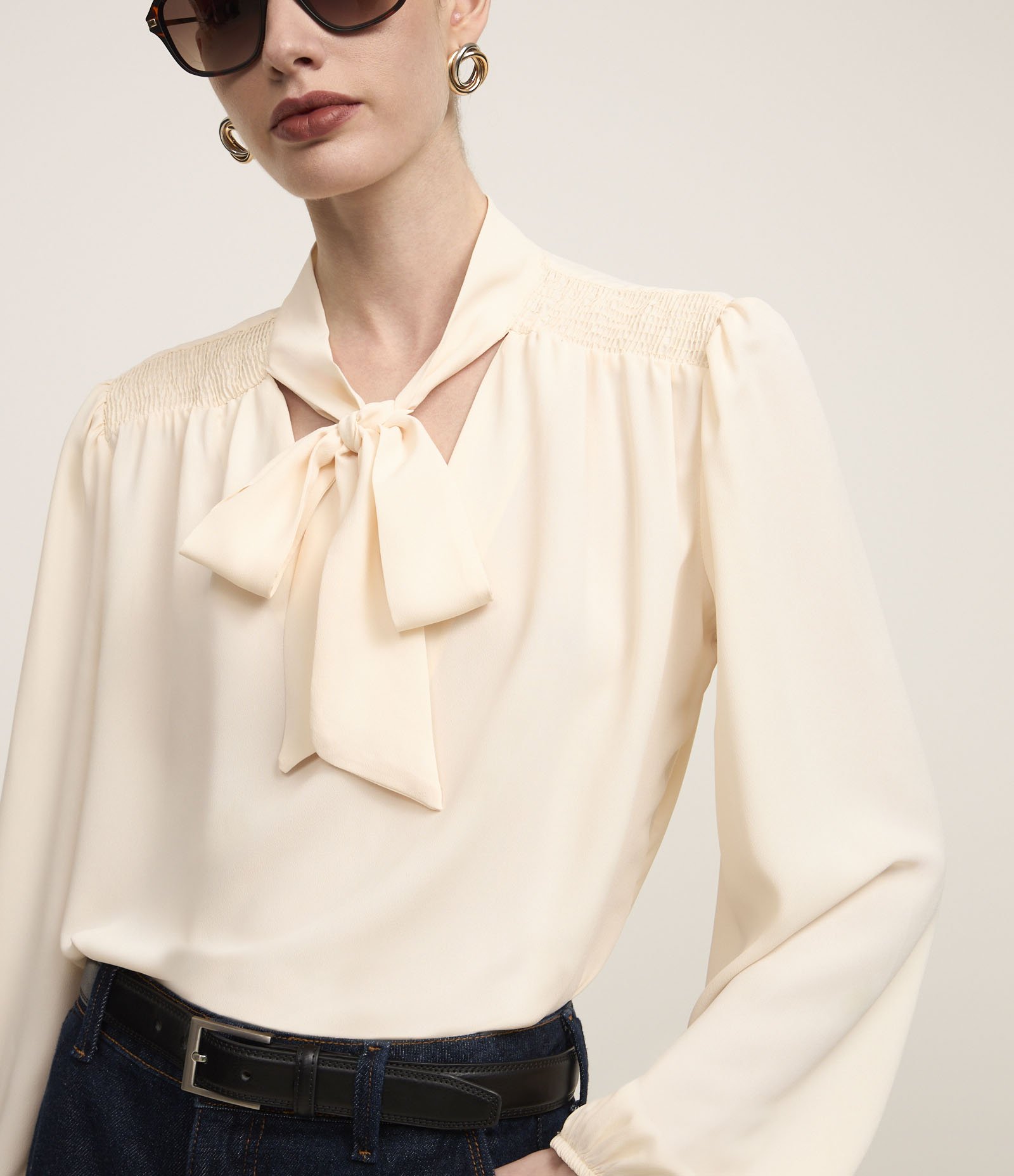 Blusa em Crepe com Gola Laço e Detalhes de Pregas Off White 3