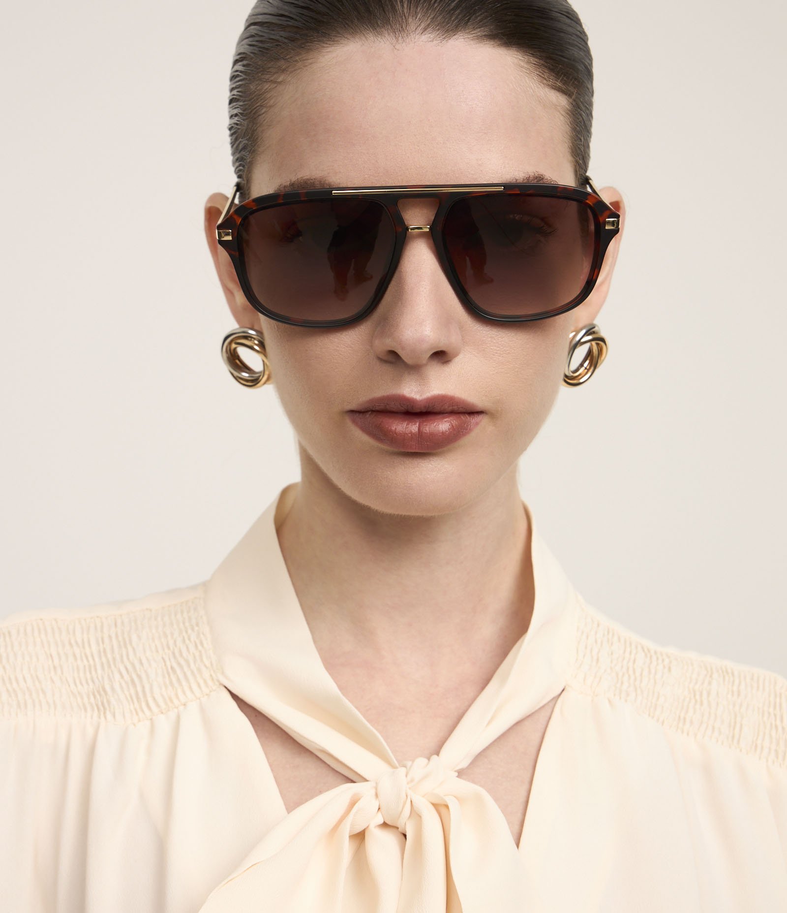 Blusa em Crepe com Gola Laço e Detalhes de Pregas Off White 4