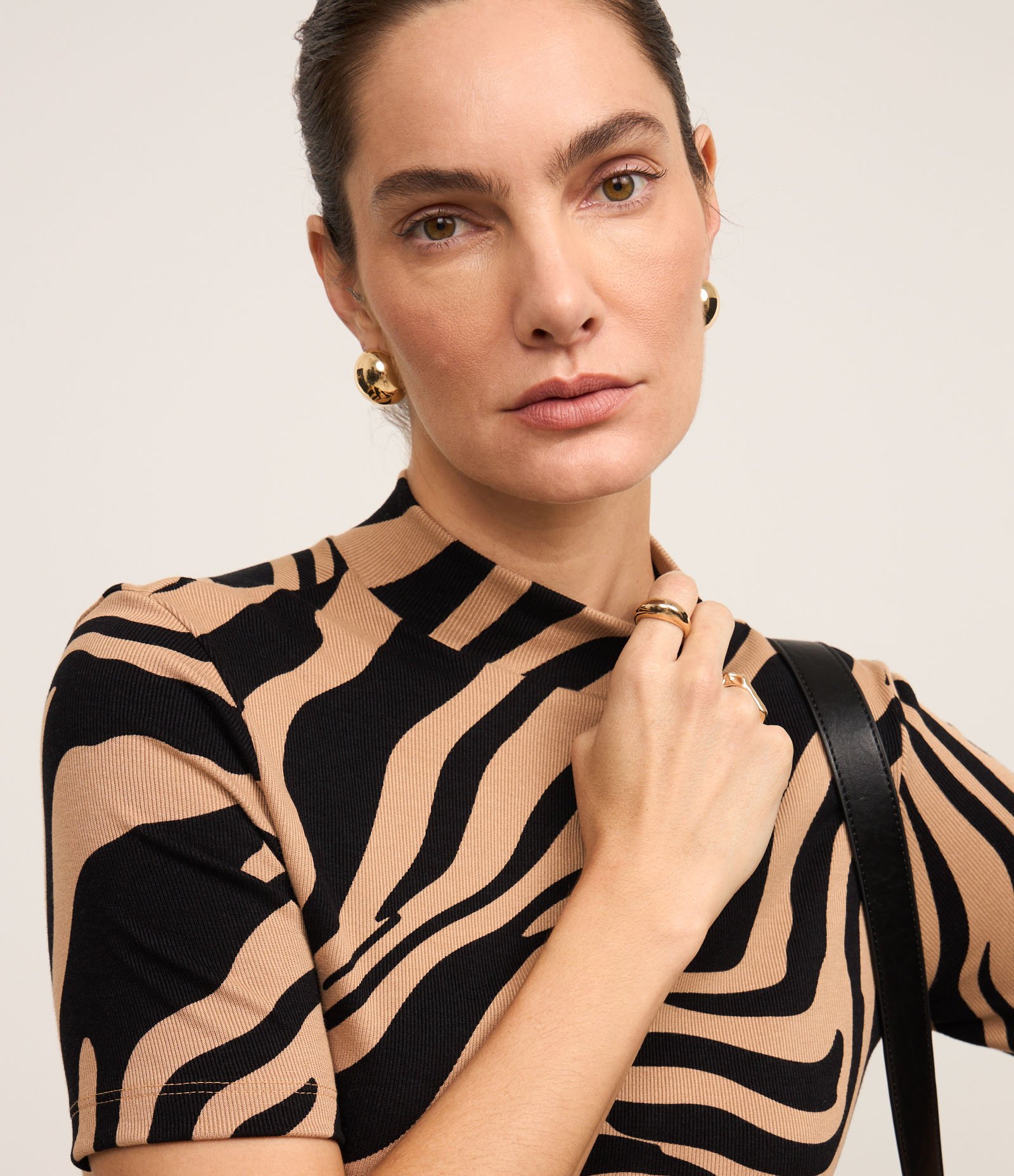 Blusa em Ribana com Gola Alta e Estampa Zebra Marrom/Preto 1