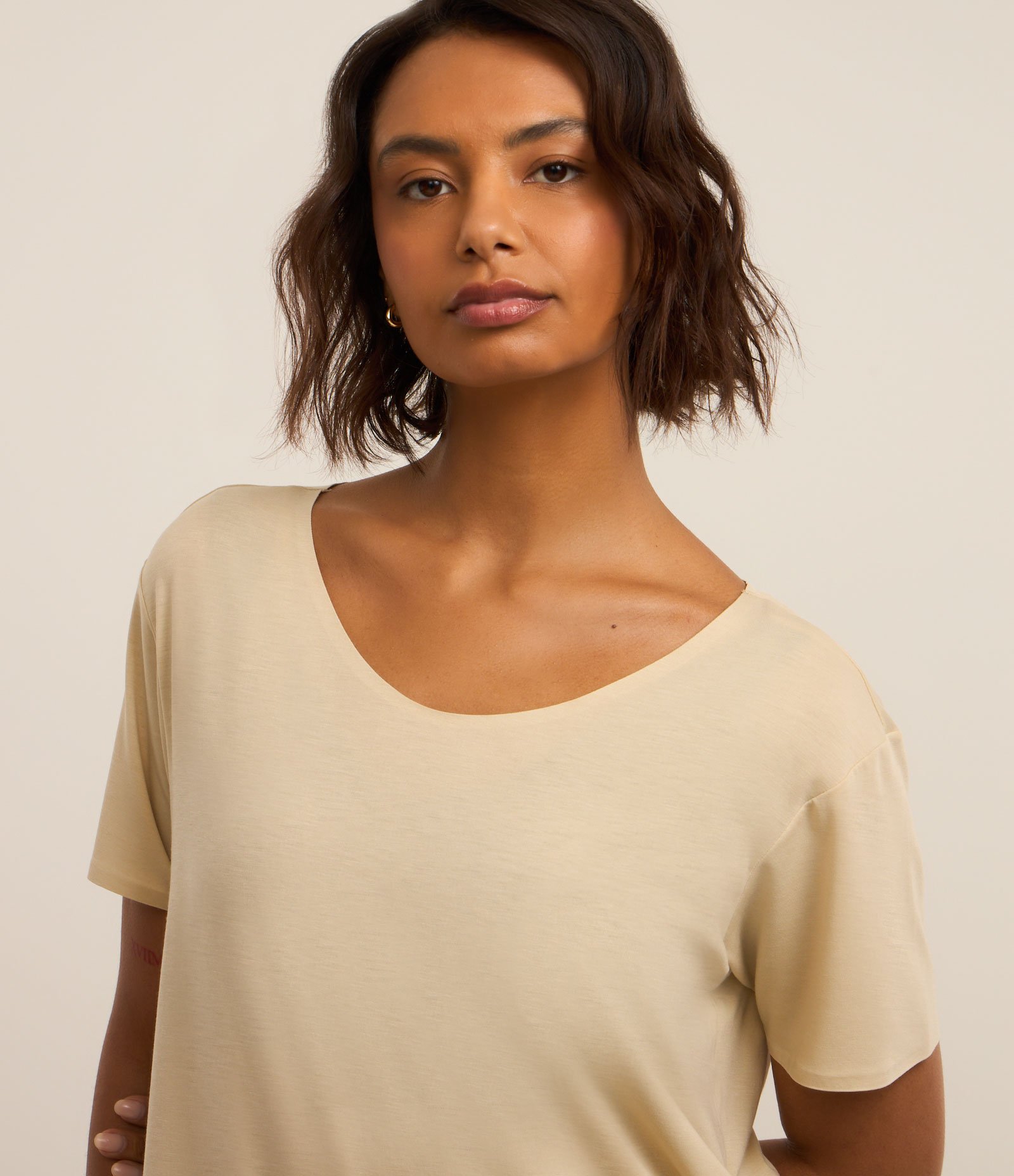 Camiseta Oversized Esportiva em Microfibra com Barra Arredondada Bege 1