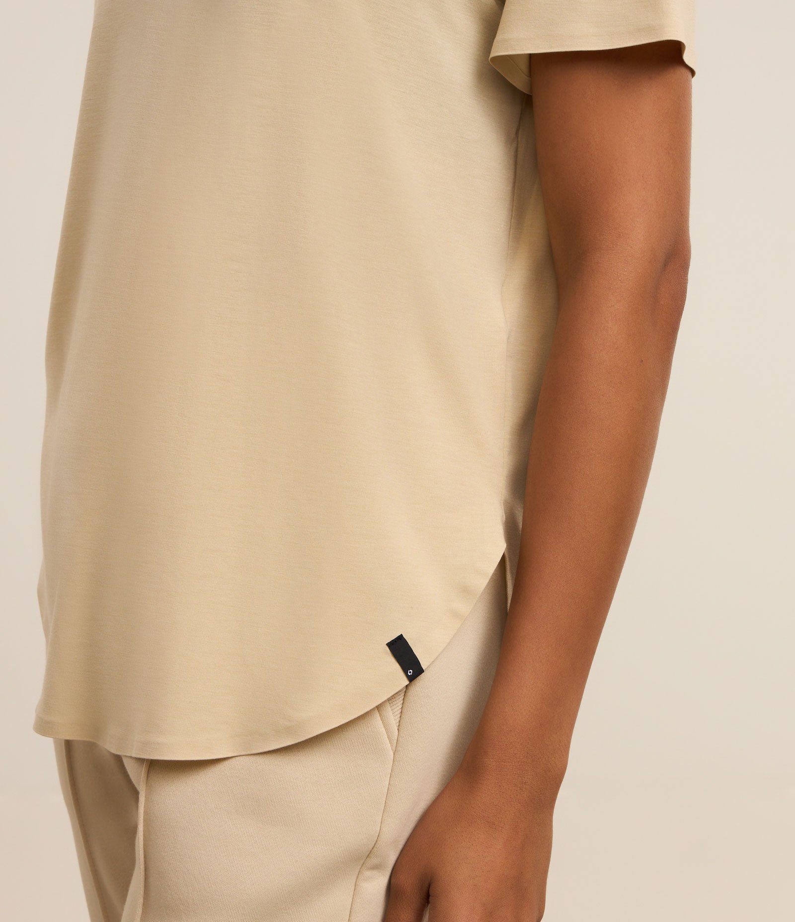 Camiseta Oversized Esportiva em Microfibra com Barra Arredondada Bege 4