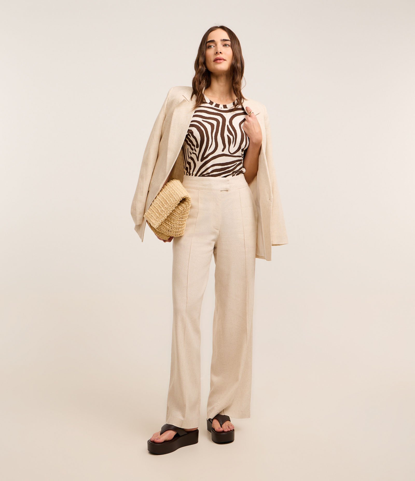 Blusa em Viscose Manga Curta com Estampa de Zebra Marrom/Branco 2